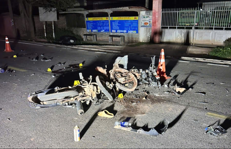 Ban ATGT tỉnh Lạng Sơn thăm hỏi gia đ&igrave;nh nạn nh&acirc;n vụ hai m&ocirc; t&ocirc; đấu đầu, bốn người tử vong- Ảnh 1.