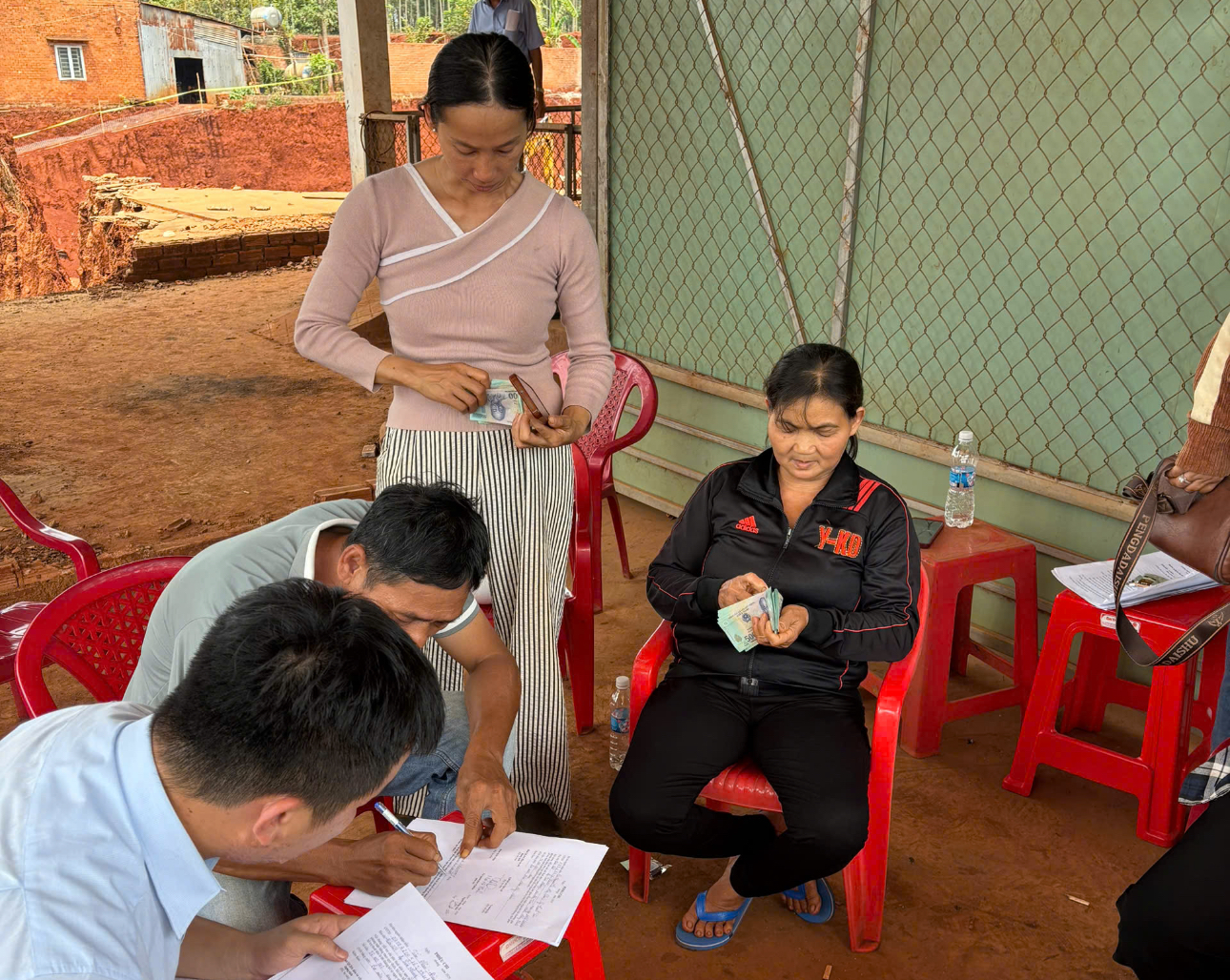 Hỗ trợ tiền tạm cư 6 triệu đồng/tháng cho các hộ dân bị ảnh hưởng do hạ cốt nền ĐT753- Ảnh 6. Hỗ trợ tiền tạm cư 6 triệu đồng/tháng cho các hộ dân bị ảnh hưởng do hạ cốt nền ĐT753- Ảnh 6.