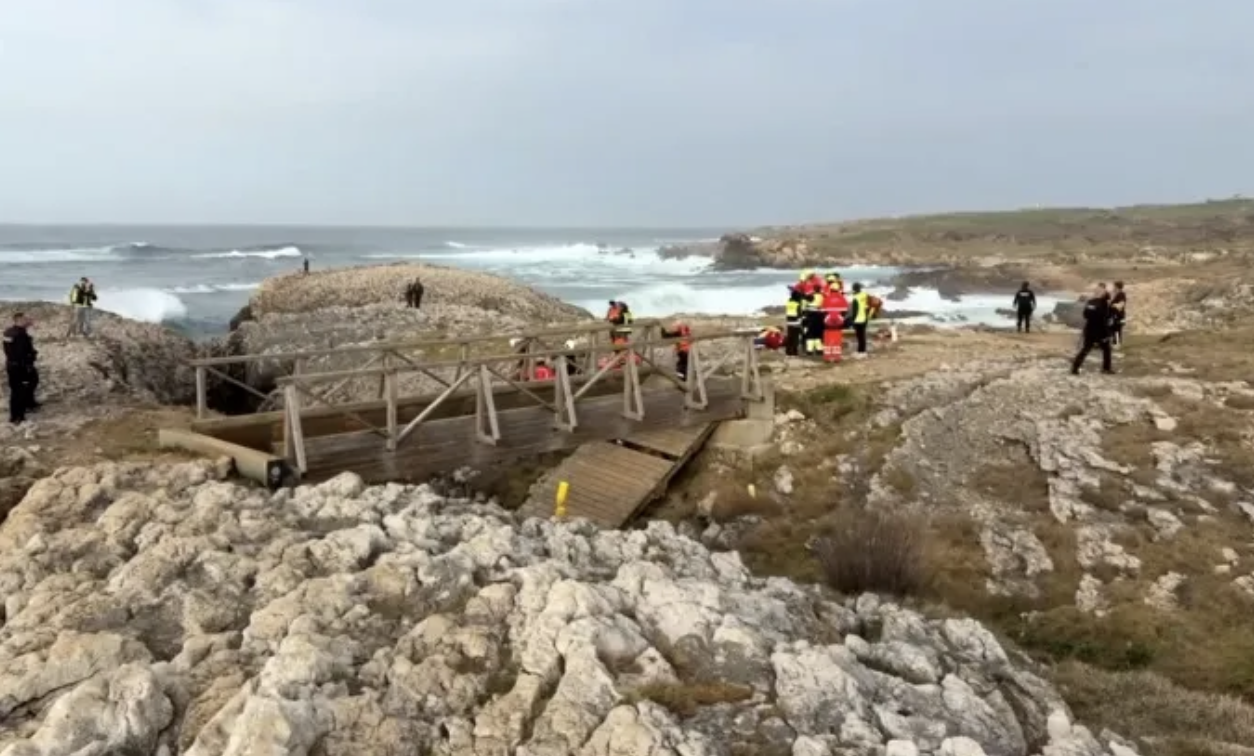 Sập cầu đi bộ ở miền Bắc T&acirc;y Ban Nha, 5 người thiệt mạng- Ảnh 1.
