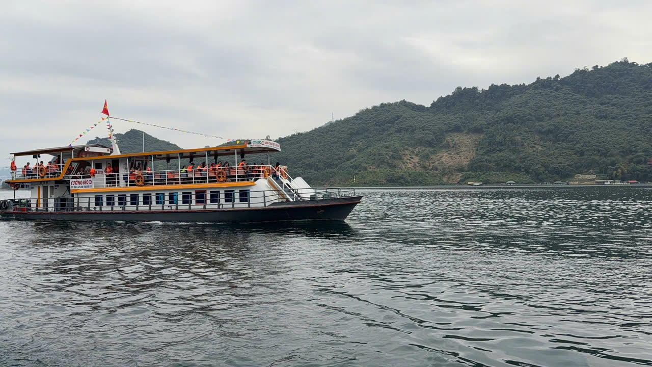 Xử phạt h&agrave;ng chục trường hợp vi phạm giao th&ocirc;ng đường thủy tr&ecirc;n hồ H&ograve;a B&igrave;nh- Ảnh 1.