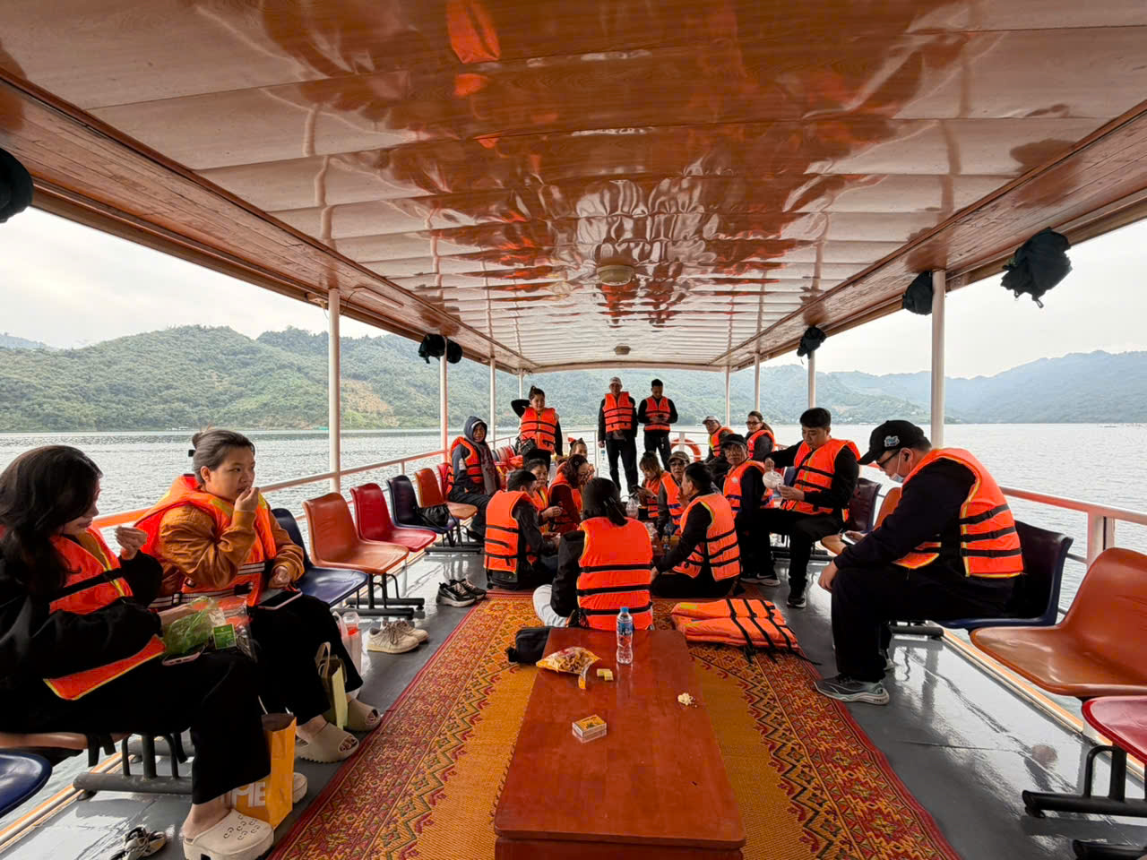 Xử phạt h&agrave;ng chục trường hợp vi phạm giao th&ocirc;ng đường thủy tr&ecirc;n hồ H&ograve;a B&igrave;nh- Ảnh 8.