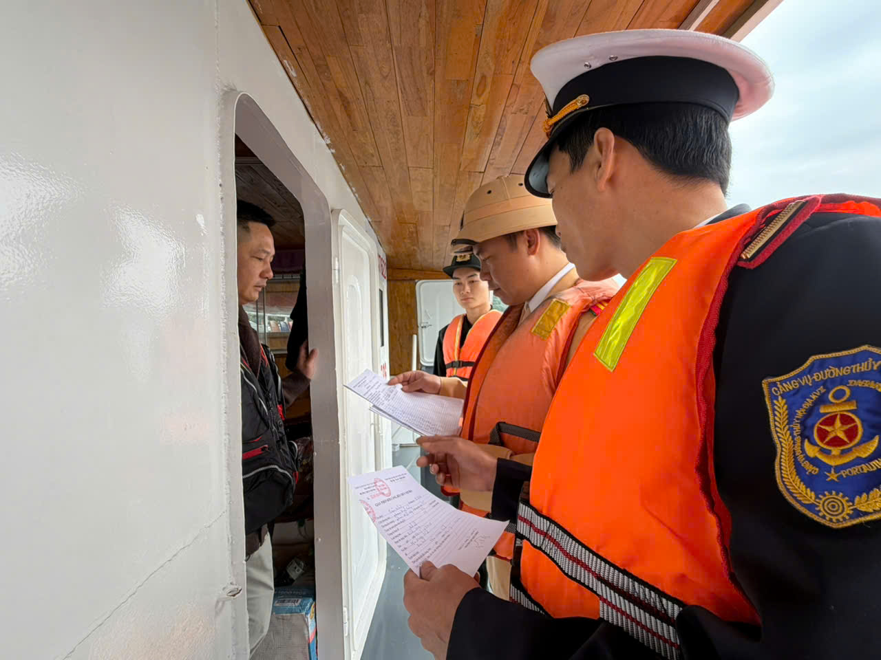 Xử phạt h&agrave;ng chục trường hợp vi phạm giao th&ocirc;ng đường thủy tr&ecirc;n hồ H&ograve;a B&igrave;nh- Ảnh 9.