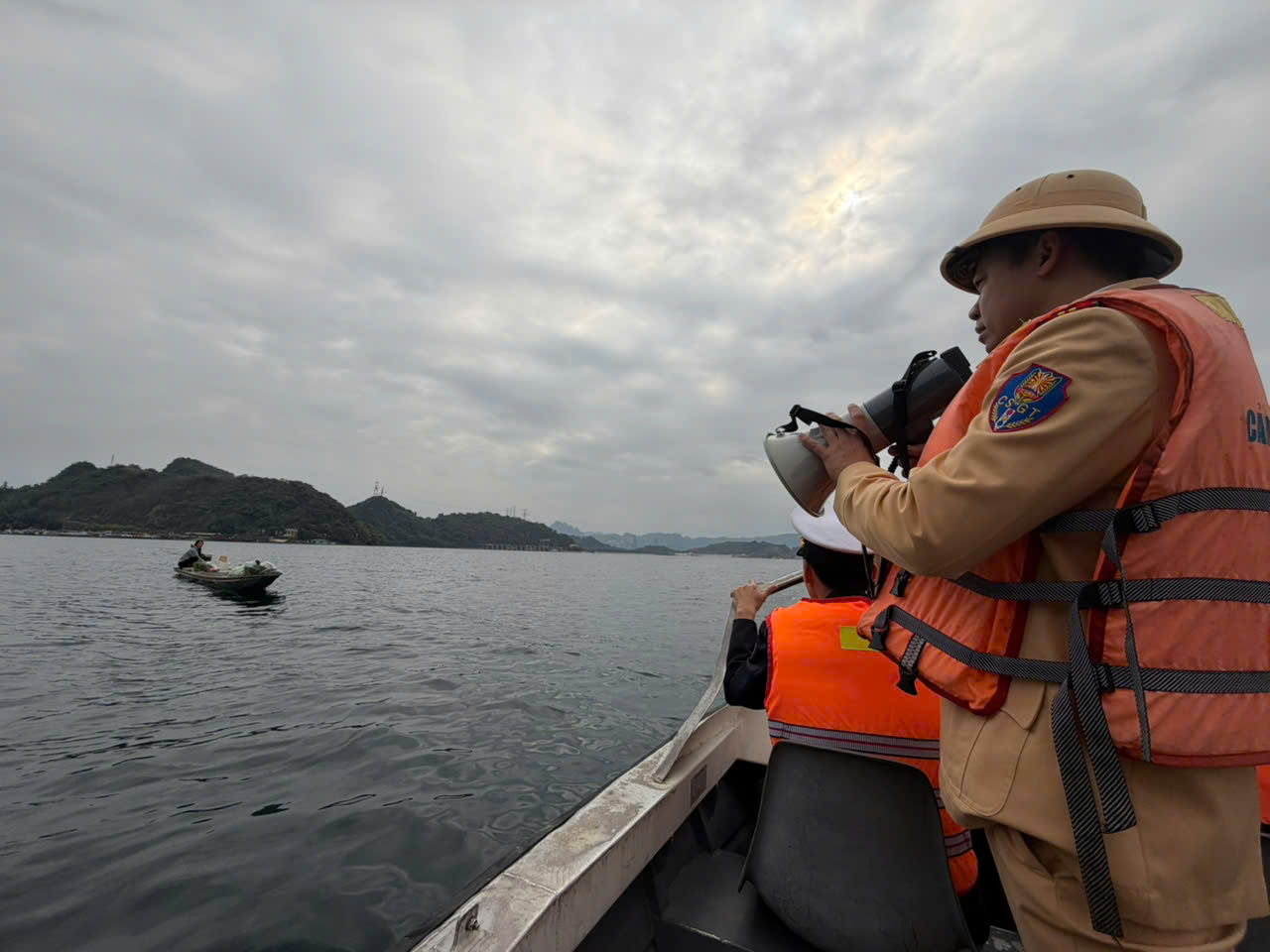 Xử phạt h&agrave;ng chục trường hợp vi phạm giao th&ocirc;ng đường thủy tr&ecirc;n hồ H&ograve;a B&igrave;nh- Ảnh 13.