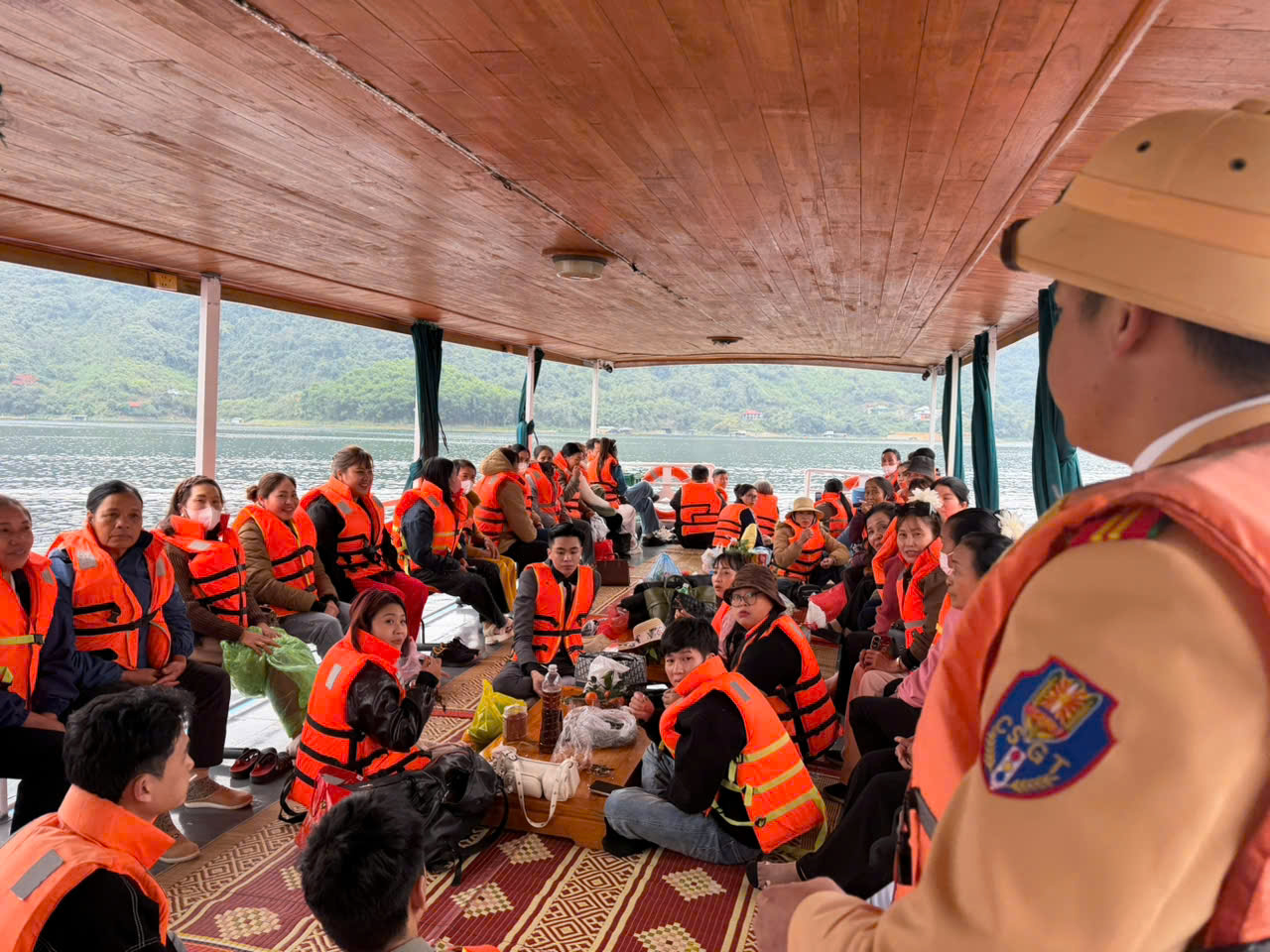 Xử phạt h&agrave;ng chục trường hợp vi phạm giao th&ocirc;ng đường thủy tr&ecirc;n hồ H&ograve;a B&igrave;nh- Ảnh 5.