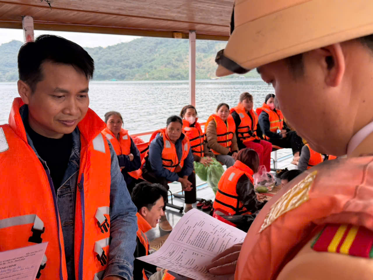 Xử phạt h&agrave;ng chục trường hợp vi phạm giao th&ocirc;ng đường thủy tr&ecirc;n hồ H&ograve;a B&igrave;nh- Ảnh 11.