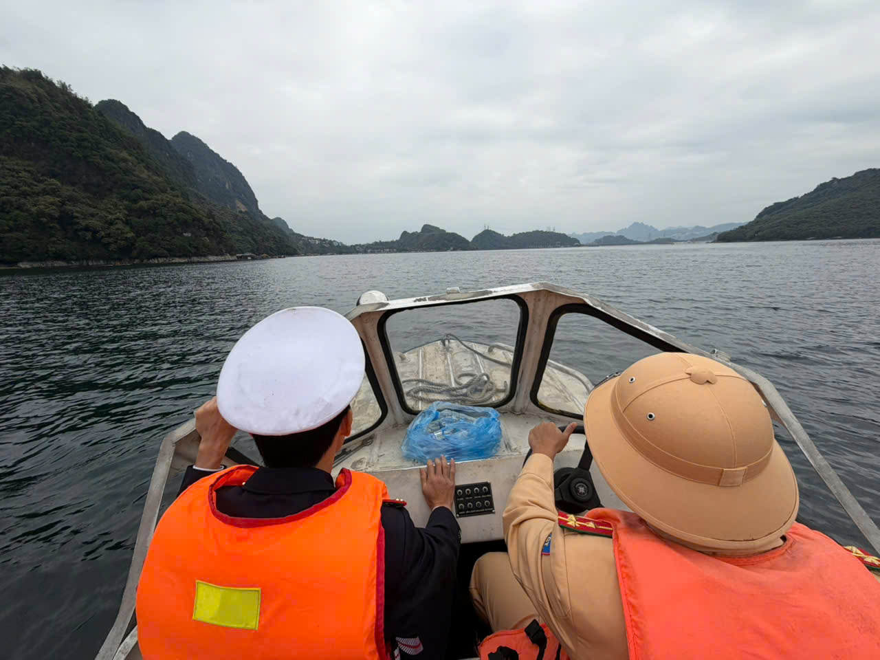 Xử phạt h&agrave;ng chục trường hợp vi phạm giao th&ocirc;ng đường thủy tr&ecirc;n hồ H&ograve;a B&igrave;nh- Ảnh 3.