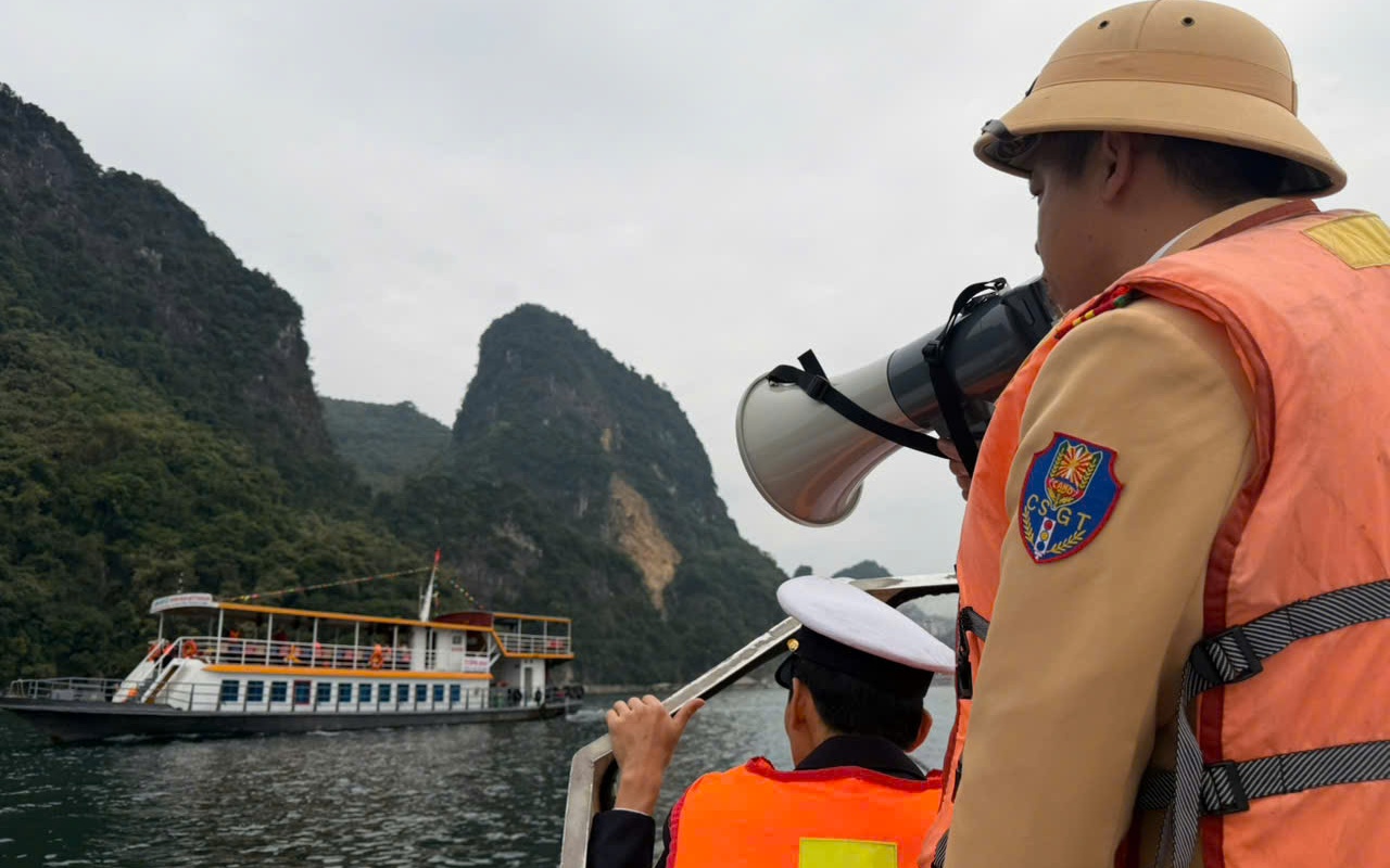 Xử phạt h&agrave;ng chục trường hợp vi phạm giao th&ocirc;ng đường thủy tr&ecirc;n hồ H&ograve;a B&igrave;nh