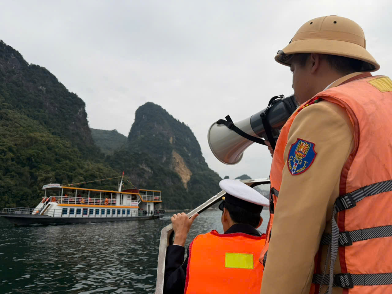 Xử phạt h&agrave;ng chục trường hợp vi phạm giao th&ocirc;ng đường thủy tr&ecirc;n hồ H&ograve;a B&igrave;nh- Ảnh 2.