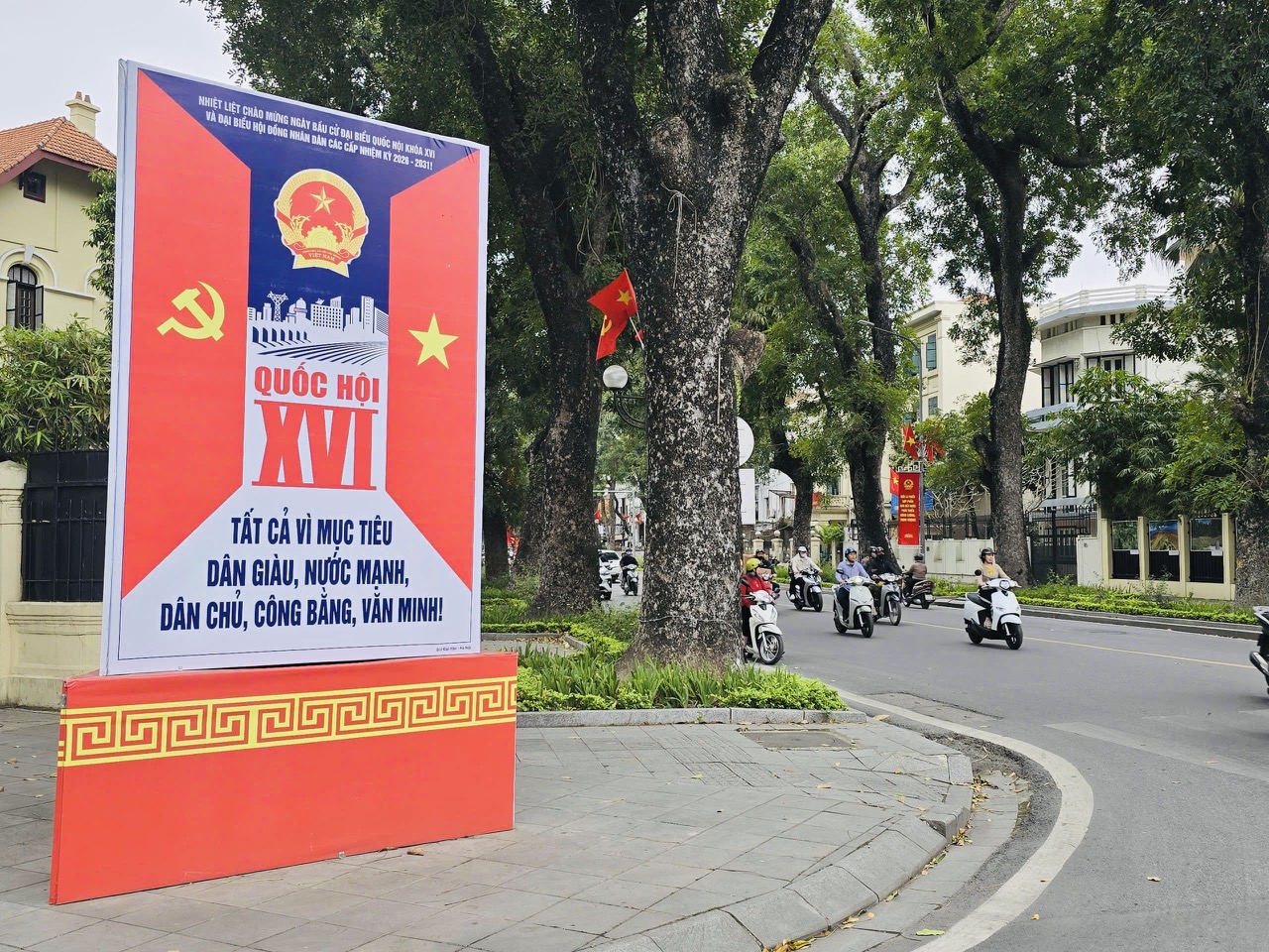 H&agrave; Nội rực rỡ cờ hoa hướng về ng&agrave;y hội non s&ocirc;ng- Ảnh 7.