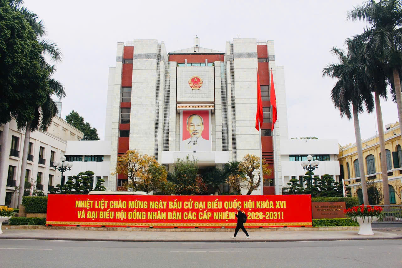 H&agrave; Nội rực rỡ cờ hoa hướng về ng&agrave;y hội non s&ocirc;ng- Ảnh 1.