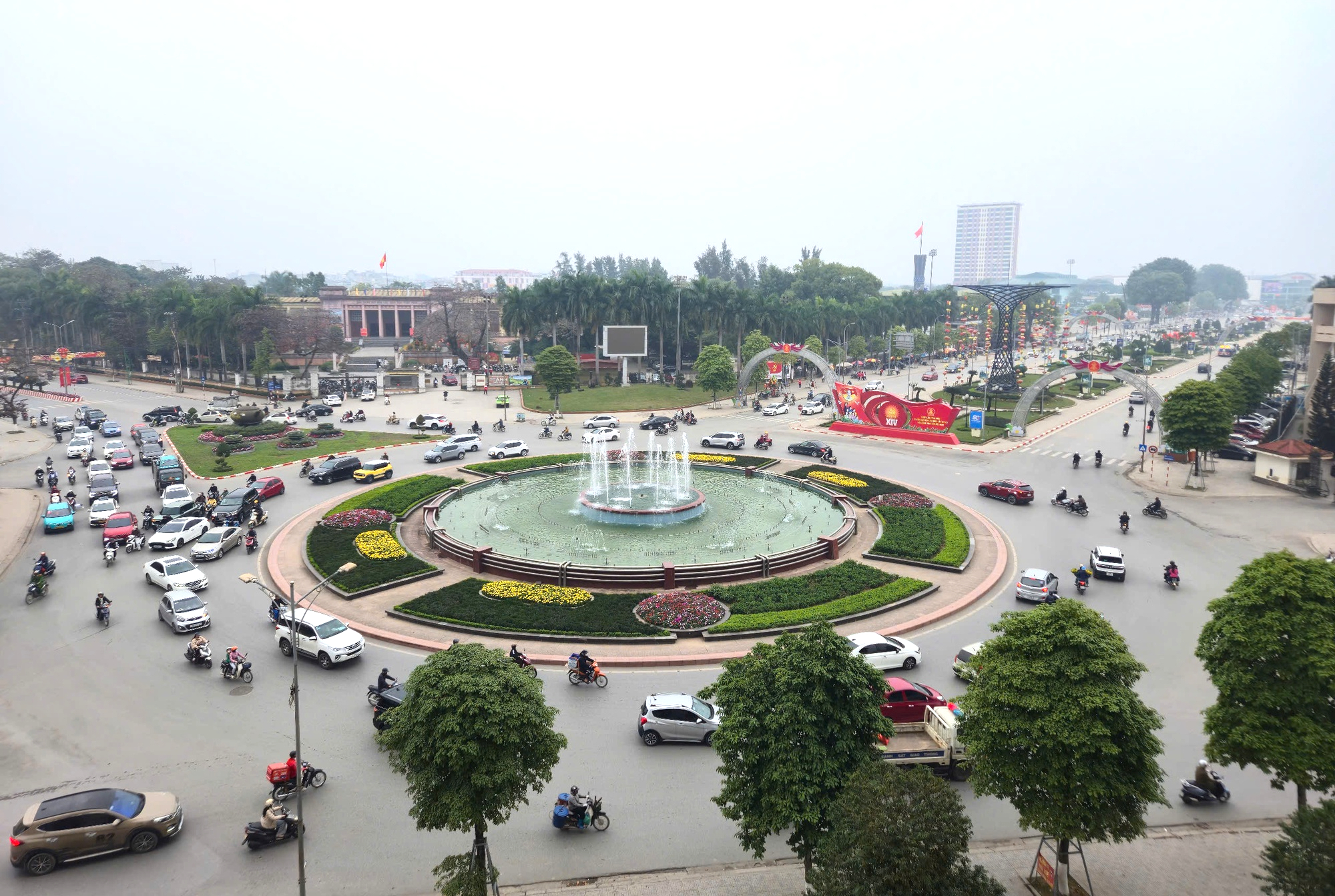 Chủ tịch tỉnh Th&aacute;i Nguy&ecirc;n thị s&aacute;t t&igrave;m phương &aacute;n gỡ &ugrave;n tắc giao th&ocirc;ng đ&ocirc; thị- Ảnh 4.