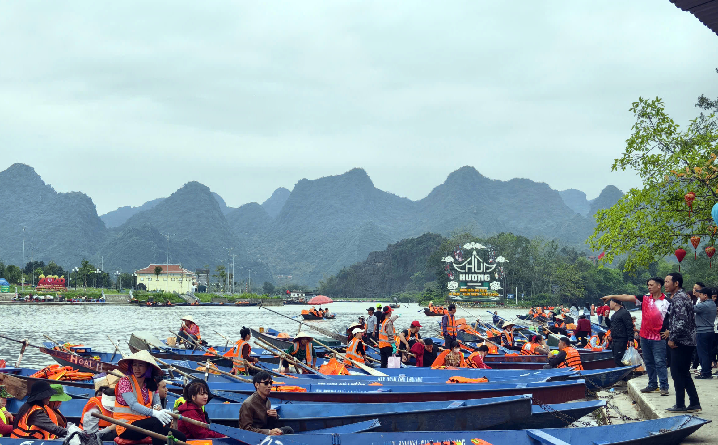 Cảnh s&aacute;t l&ecirc;n đ&ograve; kiểm tra nồng độ cồn người l&aacute;i, đảm bảo an to&agrave;n ở lễ hội Ch&ugrave;a Hương- Ảnh 3.