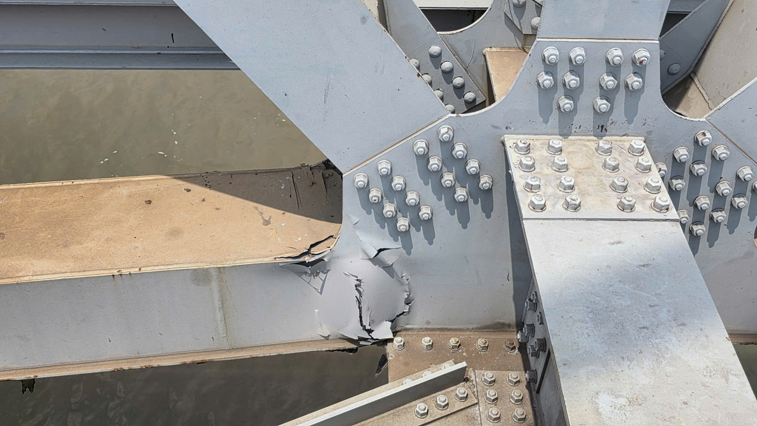 To&agrave;n cảnh vụ s&agrave; lan va chạm khiến thanh ray nhịp số 2 cầu Ghềnh bị cong, m&eacute;o- Ảnh 4.