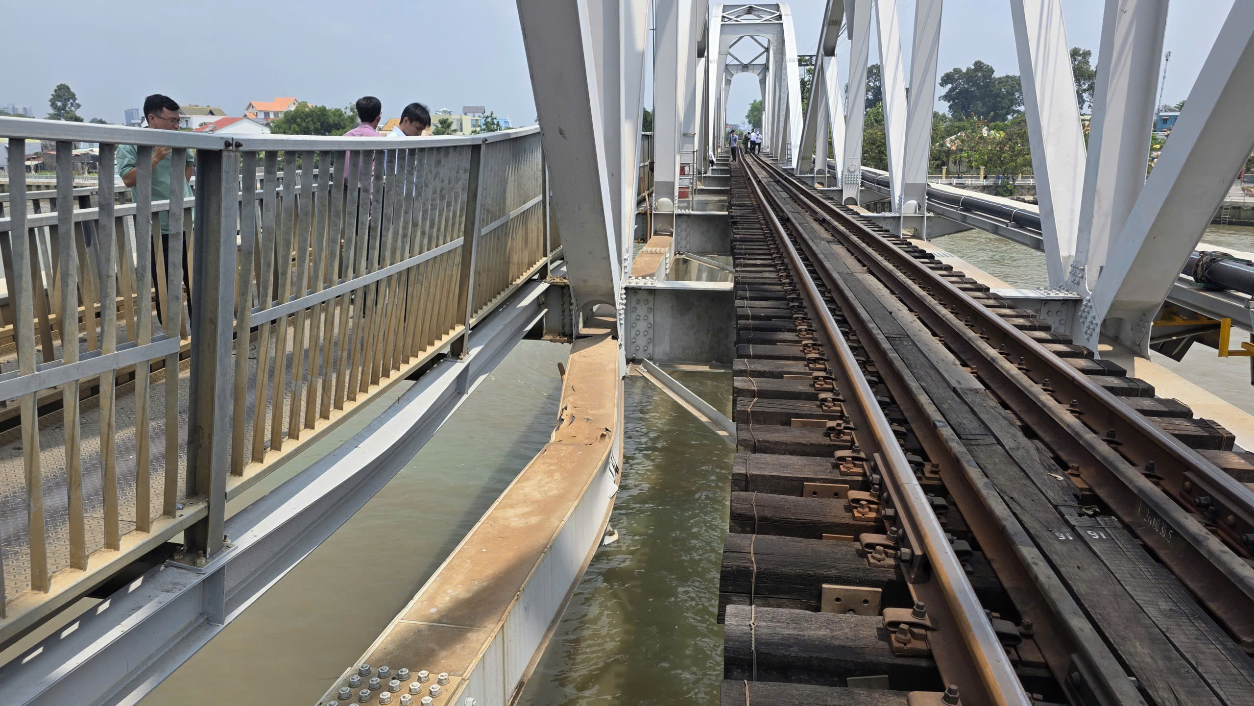 To&agrave;n cảnh vụ s&agrave; lan va chạm khiến thanh ray nhịp số 2 cầu Ghềnh bị cong, m&eacute;o- Ảnh 18.