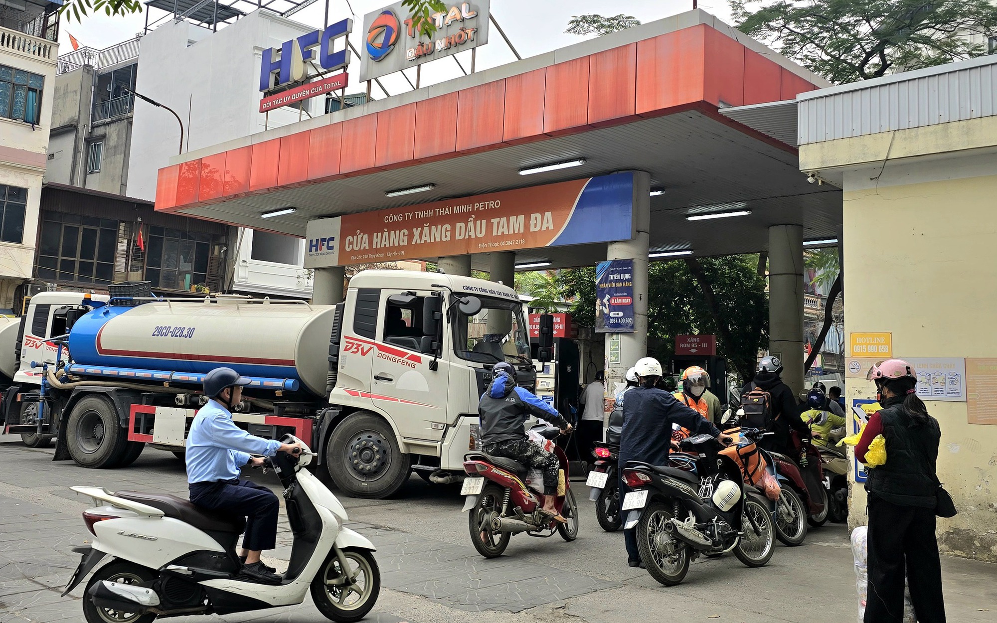 Sản lượng b&aacute;n xăng dầu tăng vọt, nguồn cung vẫn đảm bảo