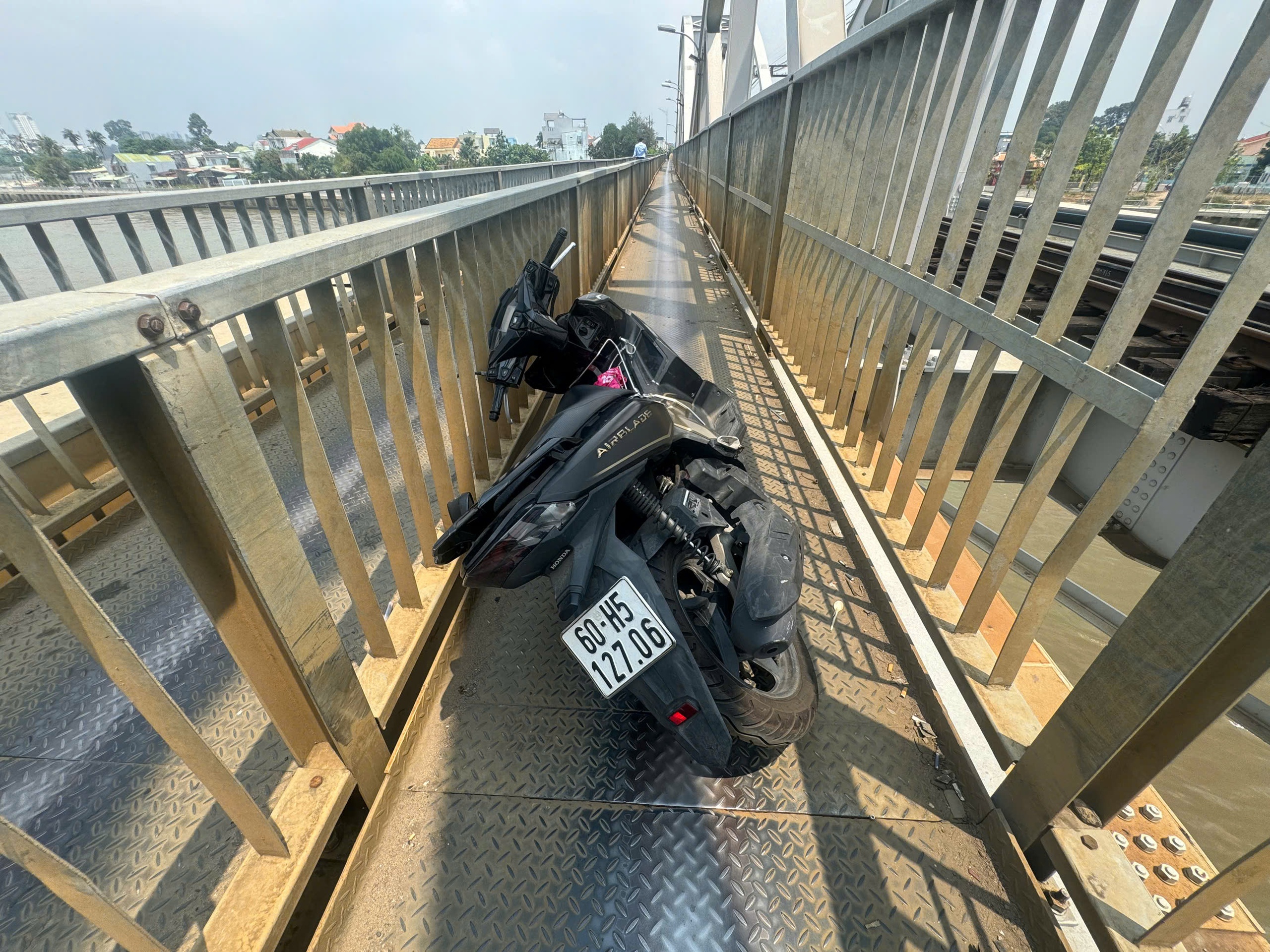 To&agrave;n cảnh vụ s&agrave; lan va chạm khiến thanh ray nhịp số 2 cầu Ghềnh bị cong, m&eacute;o- Ảnh 13.