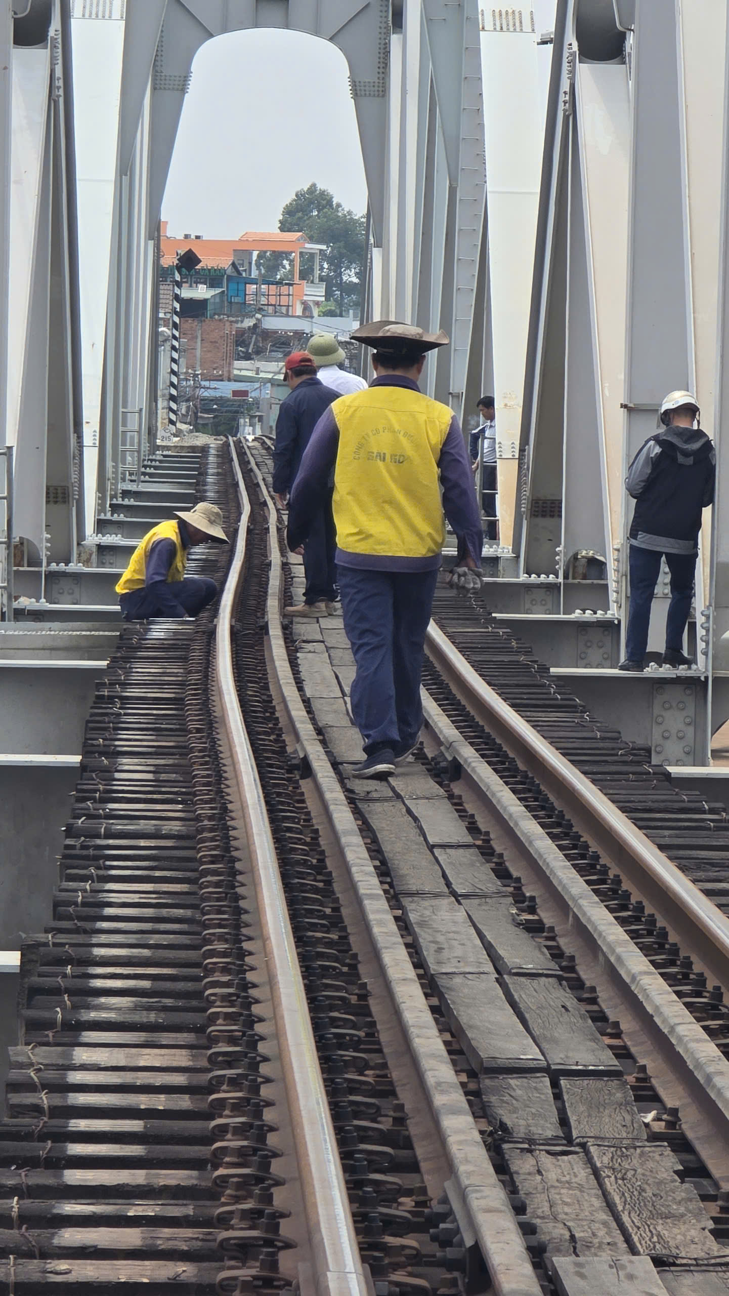 To&agrave;n cảnh vụ s&agrave; lan va chạm khiến thanh ray nhịp số 2 cầu Ghềnh bị cong, m&eacute;o- Ảnh 17.