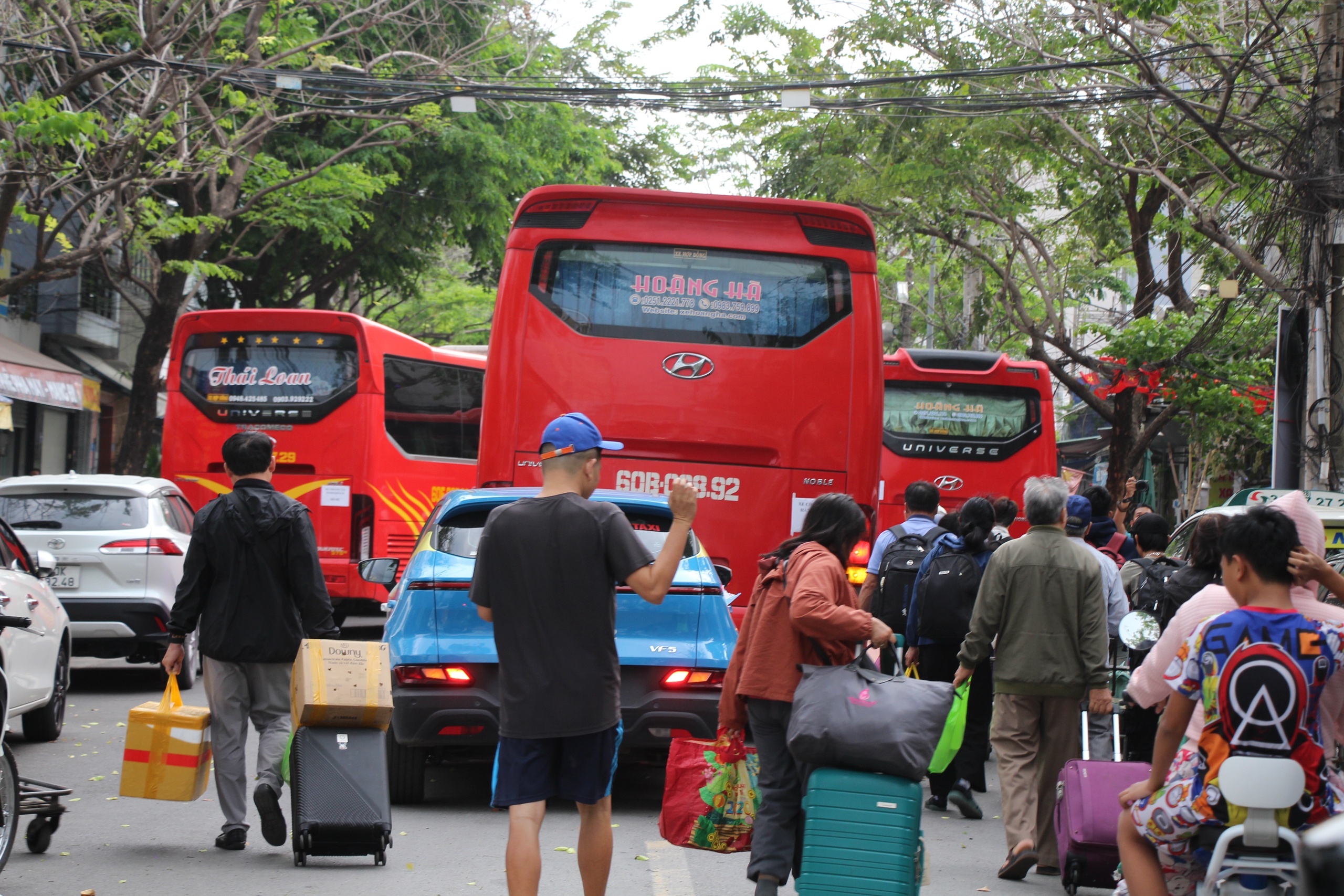 Ga Bi&ecirc;n H&ograve;a tất bật trung chuyển h&agrave;nh kh&aacute;ch sau sự cố cầu Ghềnh- Ảnh 8.