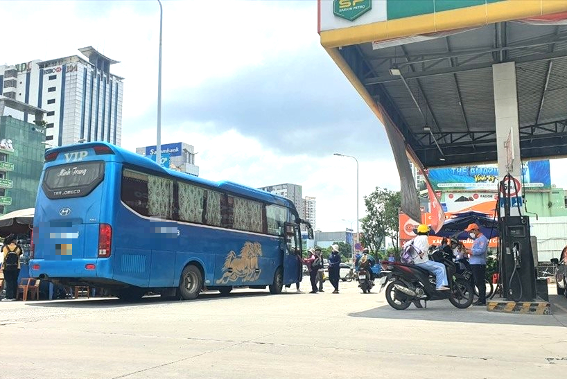 Xăng dầu tăng gi&aacute;, doanh nghiệp vận tải lo b&ugrave; lỗ- Ảnh 1.