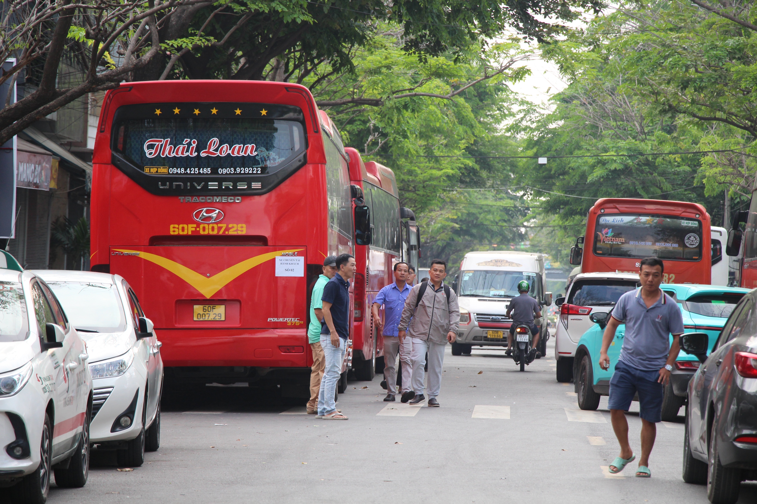 Ga Bi&ecirc;n H&ograve;a tất bật trung chuyển h&agrave;nh kh&aacute;ch sau sự cố cầu Ghềnh- Ảnh 5.