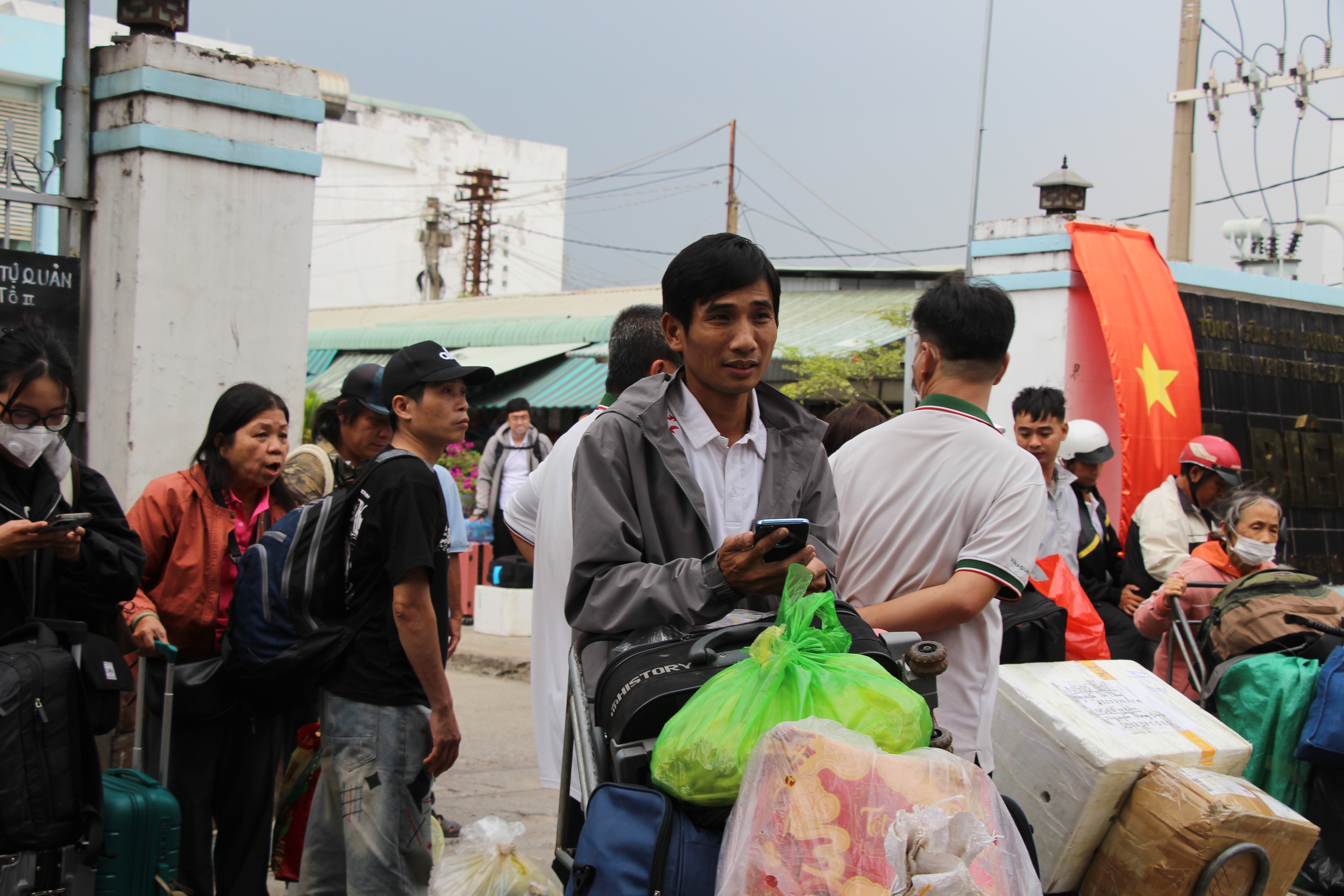 Ga Bi&ecirc;n H&ograve;a tất bật trung chuyển h&agrave;nh kh&aacute;ch sau sự cố cầu Ghềnh- Ảnh 13.