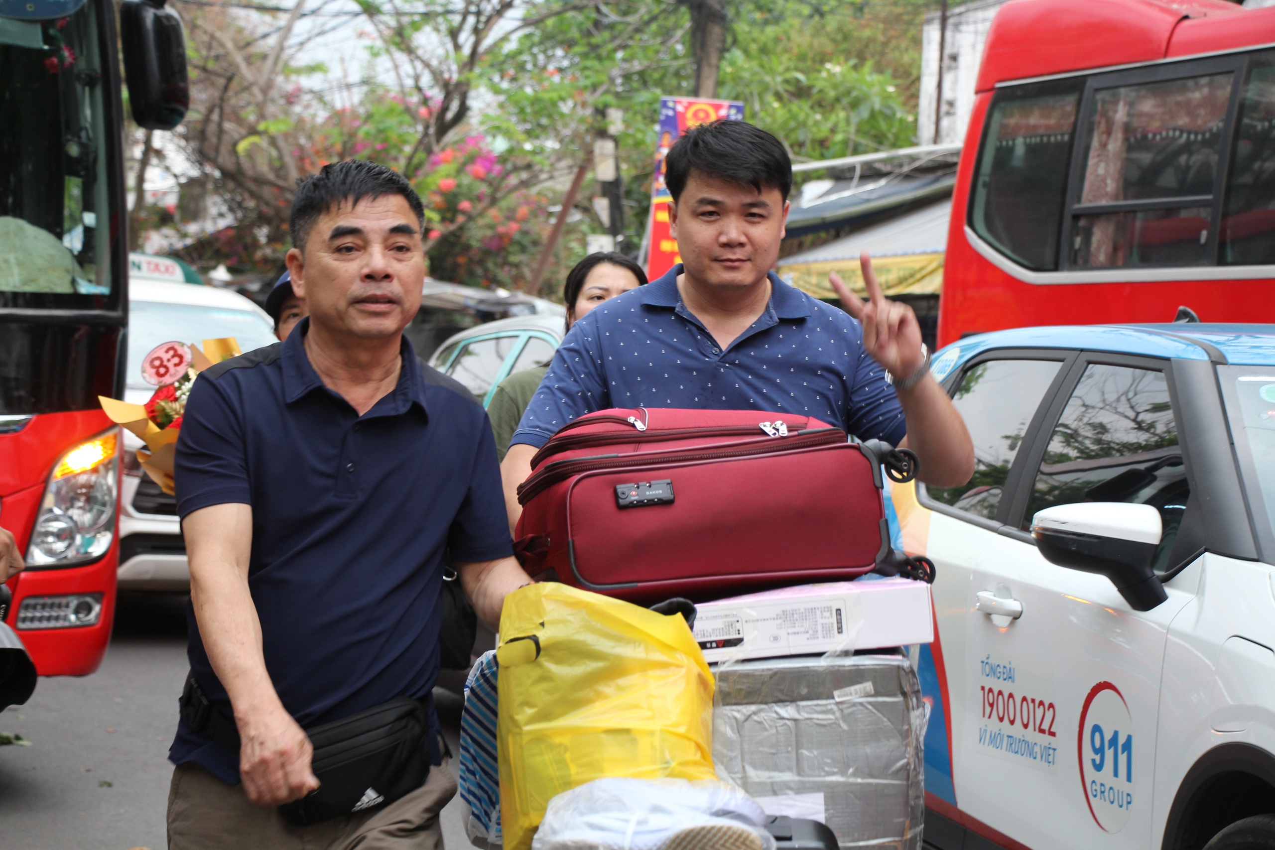 Ga Bi&ecirc;n H&ograve;a tất bật trung chuyển h&agrave;nh kh&aacute;ch sau sự cố cầu Ghềnh- Ảnh 12.