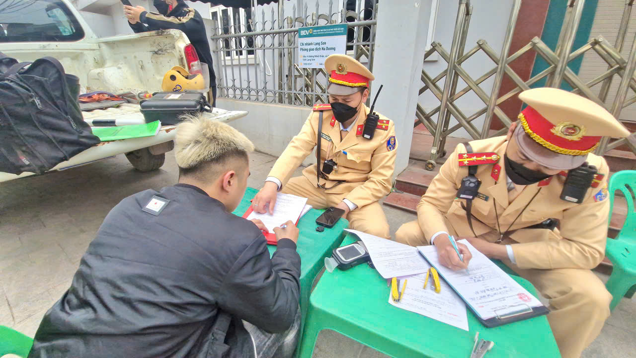 CSGT Lạng Sơn h&oacute;a trang, xử l&yacute; học sinh, thiếu ni&ecirc;n vi phạm ATGT- Ảnh 8.