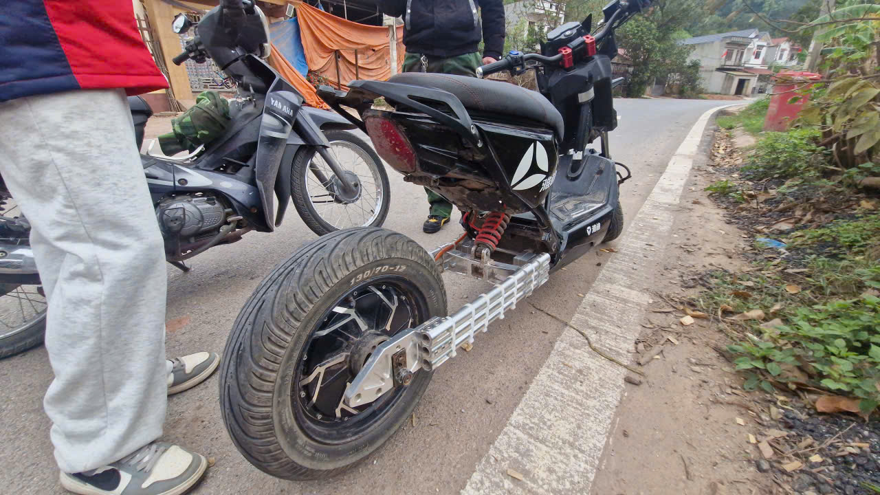 CSGT Lạng Sơn h&oacute;a trang, xử l&yacute; học sinh, thiếu ni&ecirc;n vi phạm ATGT- Ảnh 5.