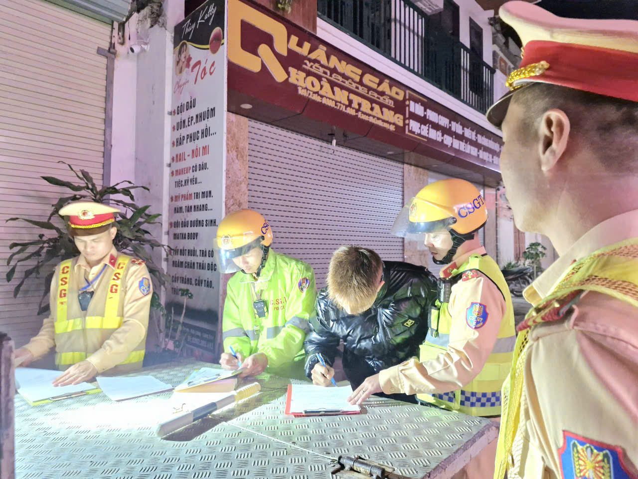 CSGT Lạng Sơn h&oacute;a trang, xử l&yacute; học sinh, thiếu ni&ecirc;n vi phạm ATGT- Ảnh 7.