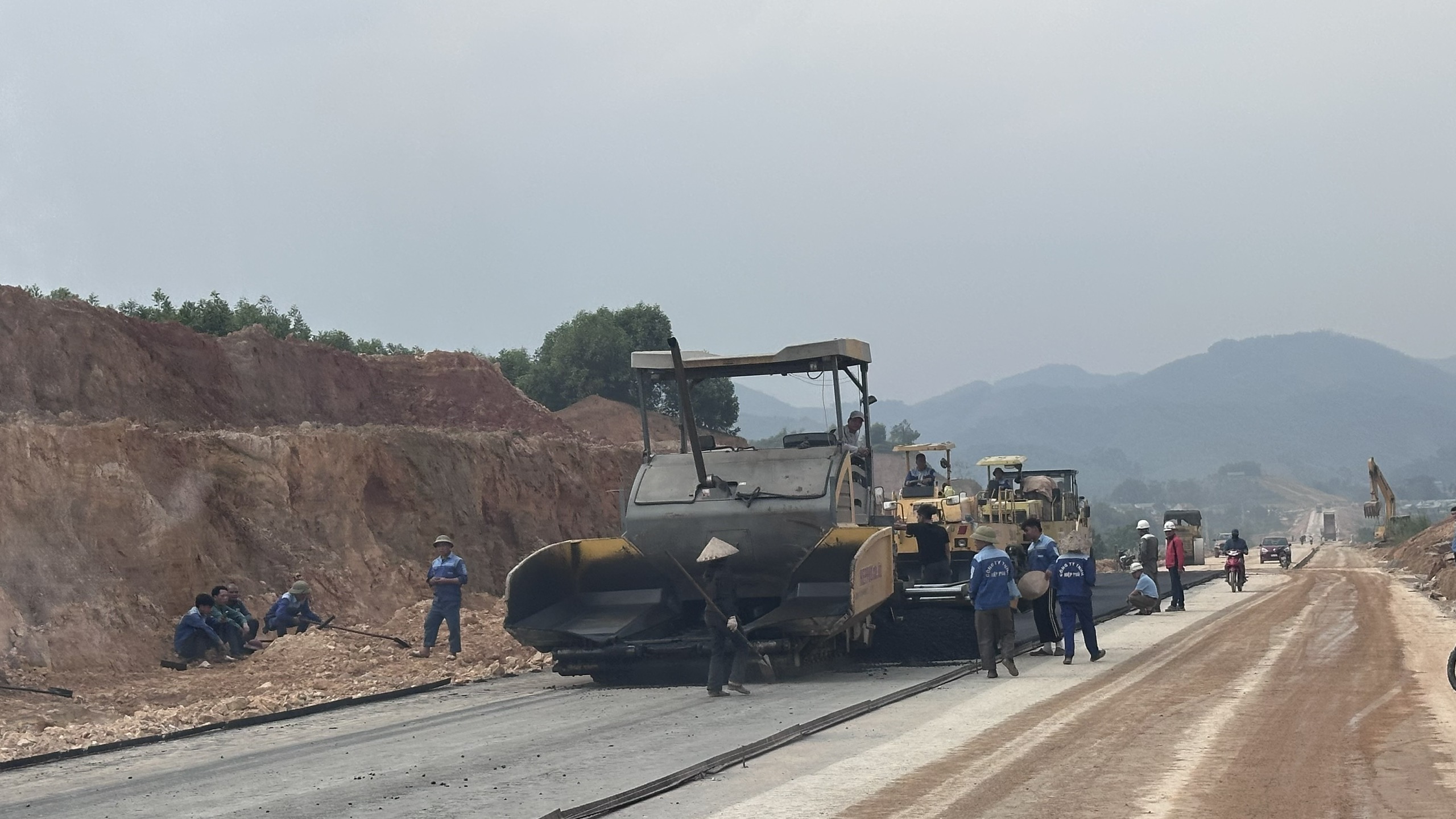 Tăng ca, tăng k&iacute;p đẩy nhanh tiến độ cao tốc Tuy&ecirc;n Quang - H&agrave; Giang- Ảnh 4.