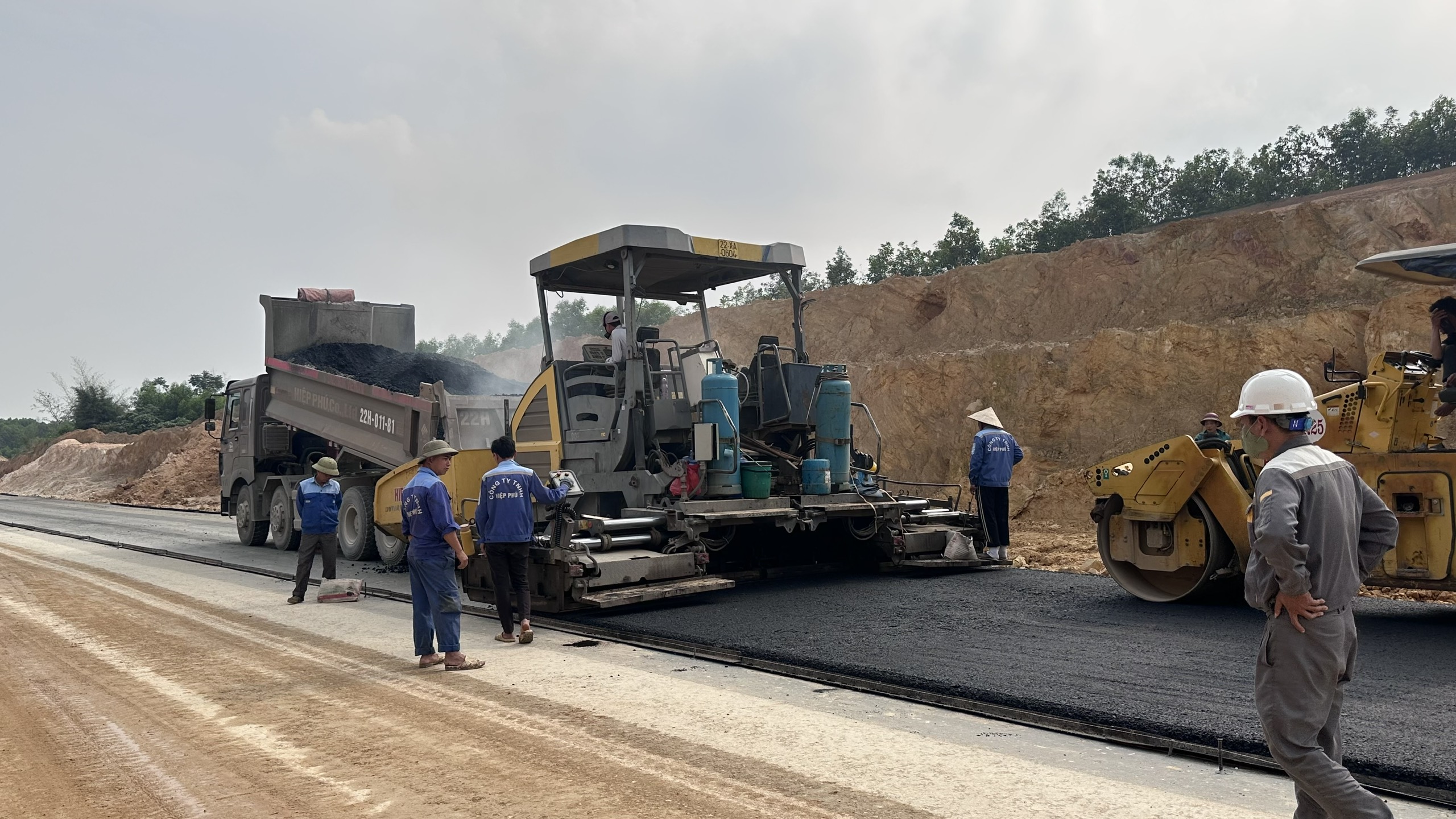 Tăng ca, tăng k&iacute;p đẩy nhanh tiến độ cao tốc Tuy&ecirc;n Quang - H&agrave; Giang- Ảnh 6.
