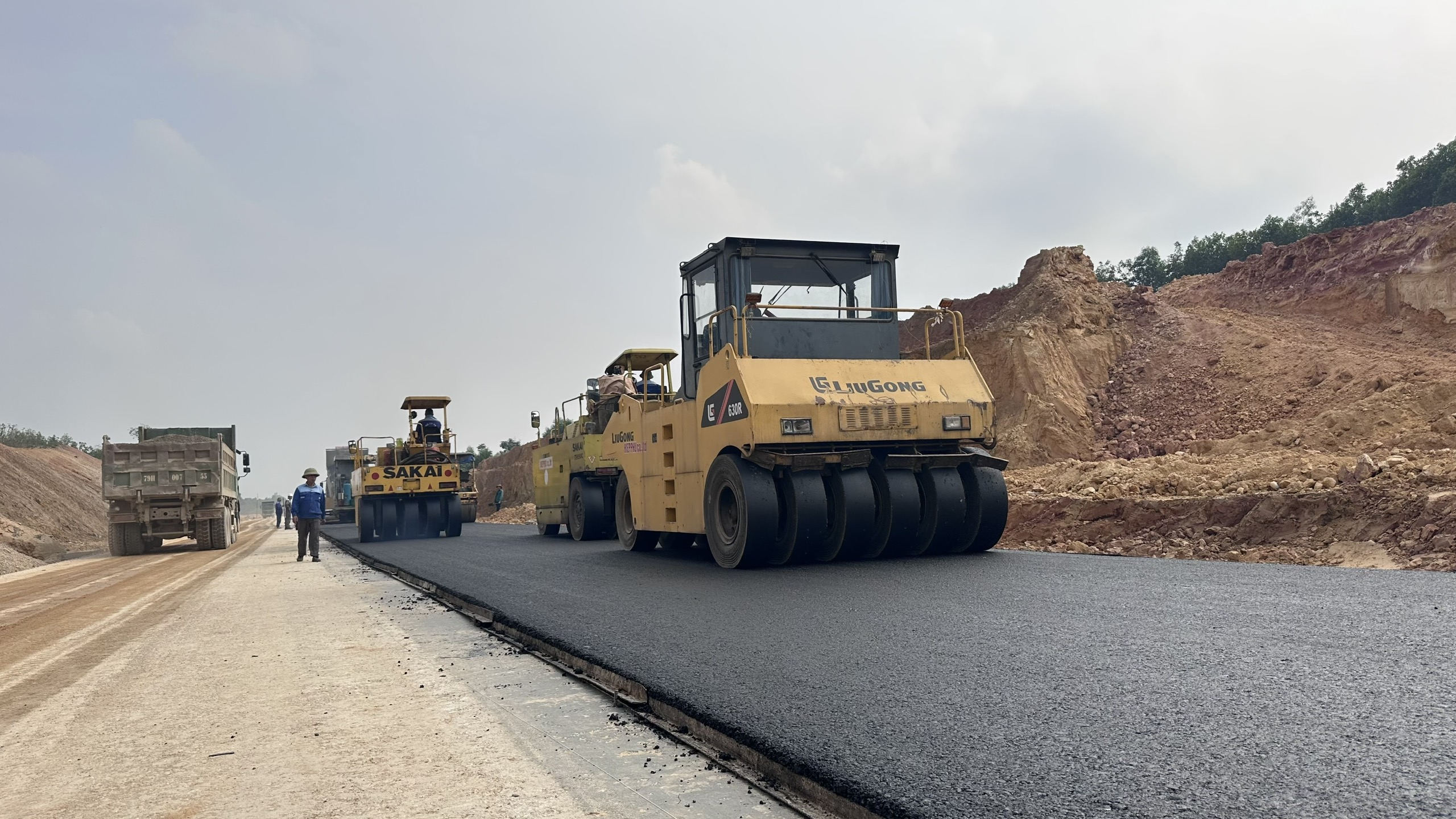 Tăng ca, tăng k&iacute;p đẩy nhanh tiến độ cao tốc Tuy&ecirc;n Quang - H&agrave; Giang- Ảnh 7.