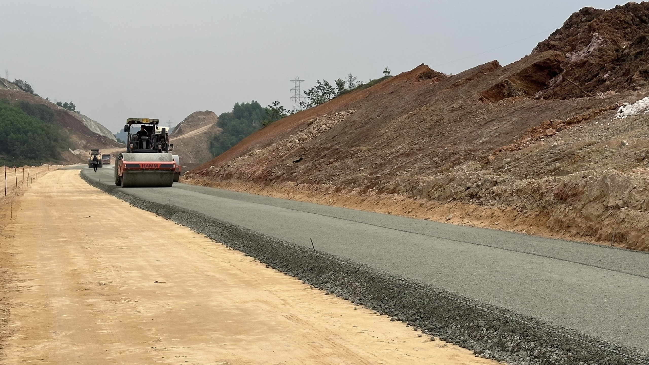 Tăng ca, tăng k&iacute;p đẩy nhanh tiến độ cao tốc Tuy&ecirc;n Quang - H&agrave; Giang- Ảnh 11.