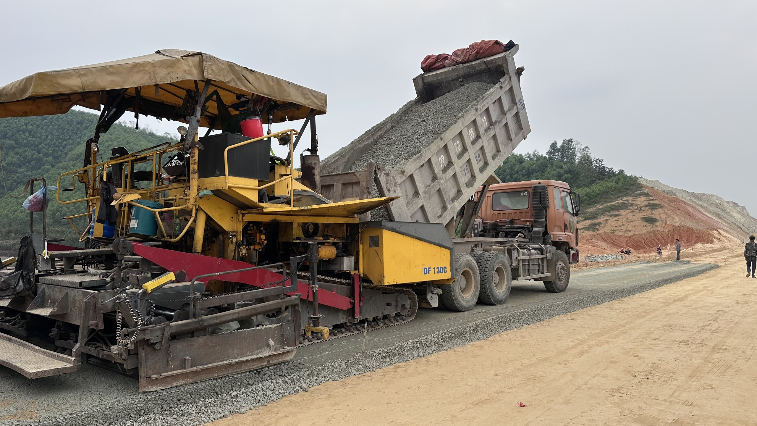 Tăng ca, tăng k&iacute;p đẩy nhanh tiến độ cao tốc Tuy&ecirc;n Quang - H&agrave; Giang- Ảnh 13.