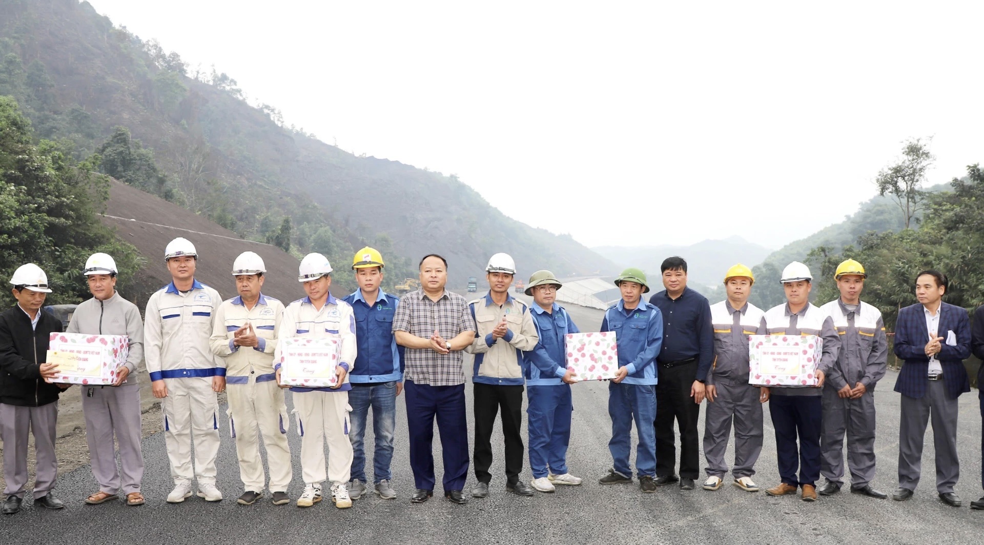 Tăng ca, tăng k&iacute;p đẩy nhanh tiến độ cao tốc Tuy&ecirc;n Quang - H&agrave; Giang- Ảnh 19.
