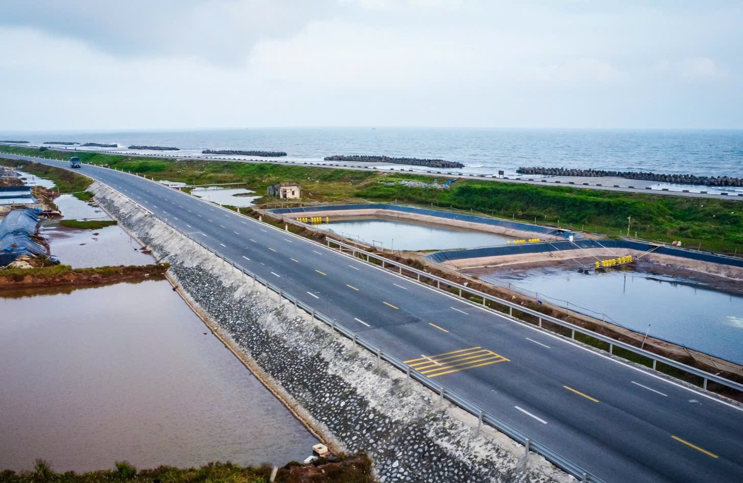 Đường ven biển hơn 3.300 tỷ đồng mở kh&ocirc;ng gian ph&aacute;t triển mới cho Ninh B&igrave;nh- Ảnh 2.