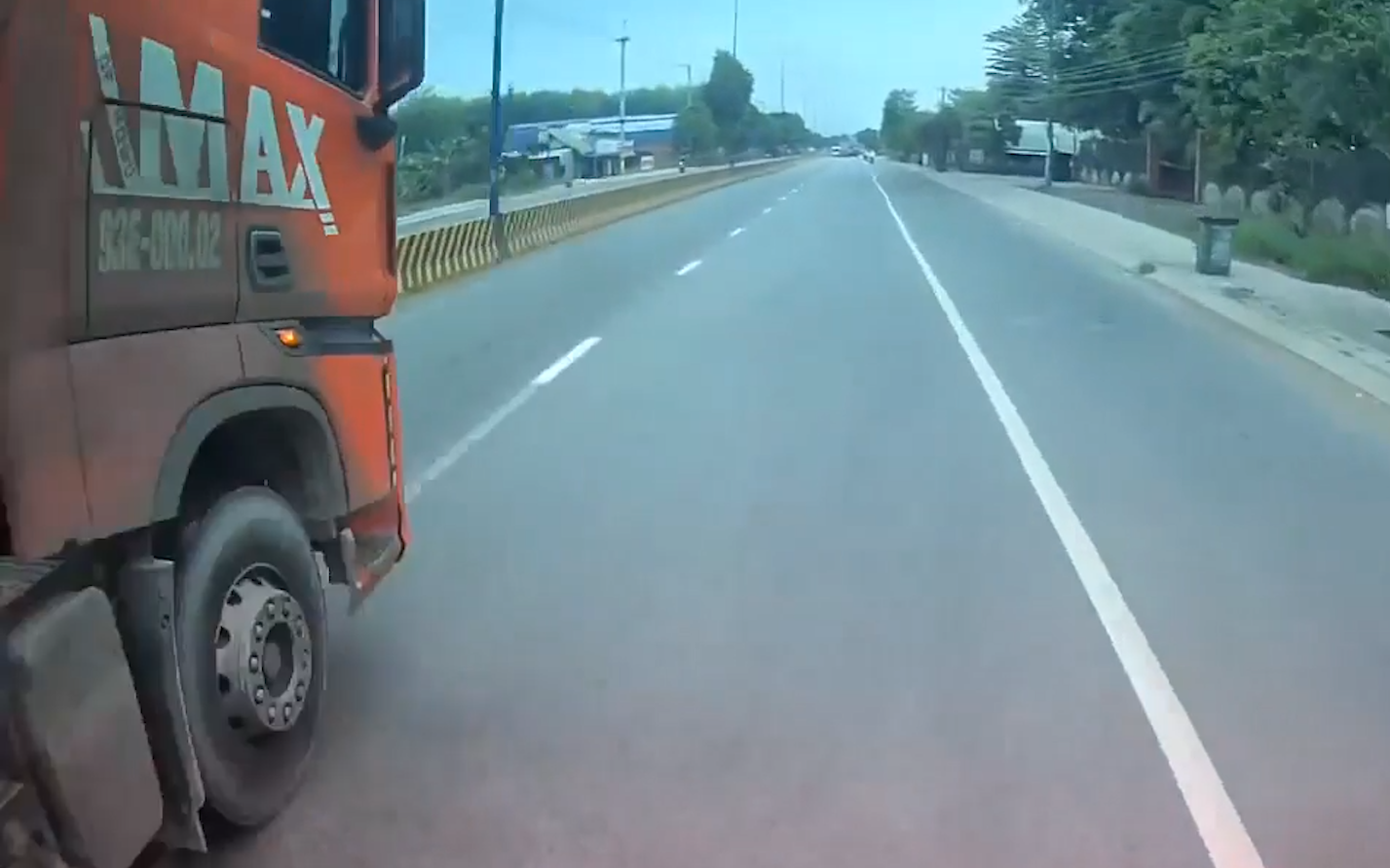 T&agrave;i xế xe ben che biển số, lấn l&agrave;n, ch&egrave;n &eacute;p &ocirc; t&ocirc; kh&aacute;c