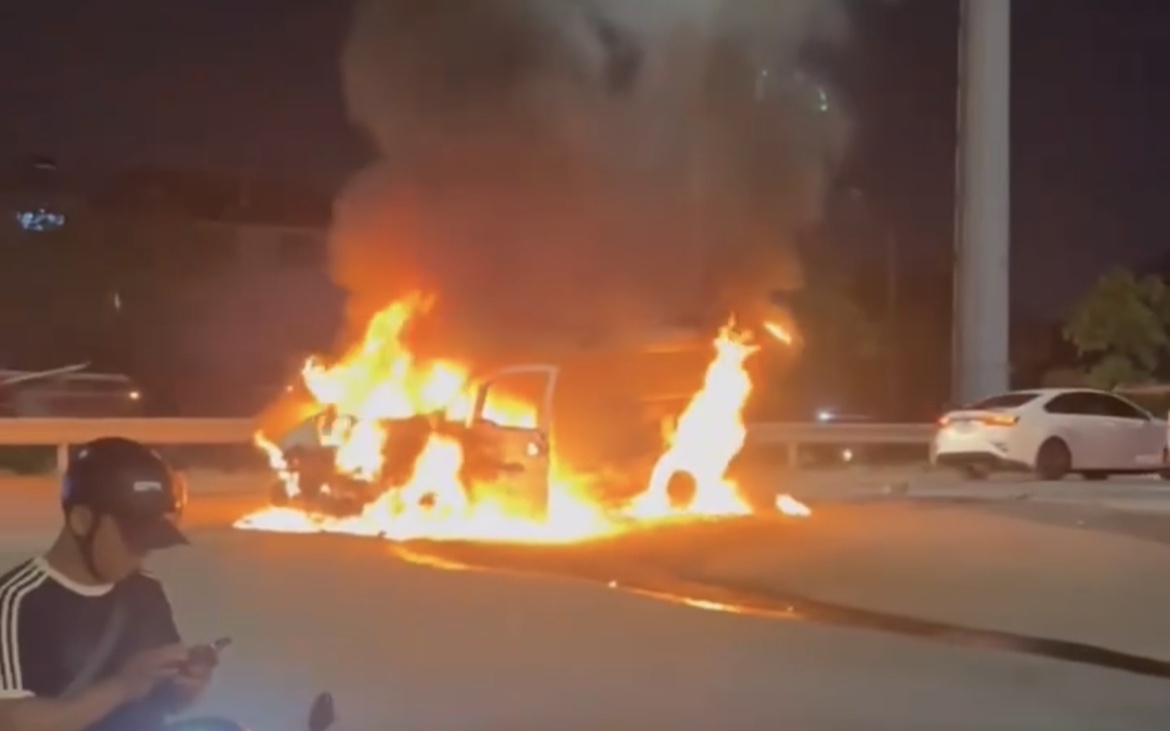 TP.HCM: &Ocirc; t&ocirc; tải tr&ecirc;n xe cứu hộ bất ngờ bốc ch&aacute;y dữ dội