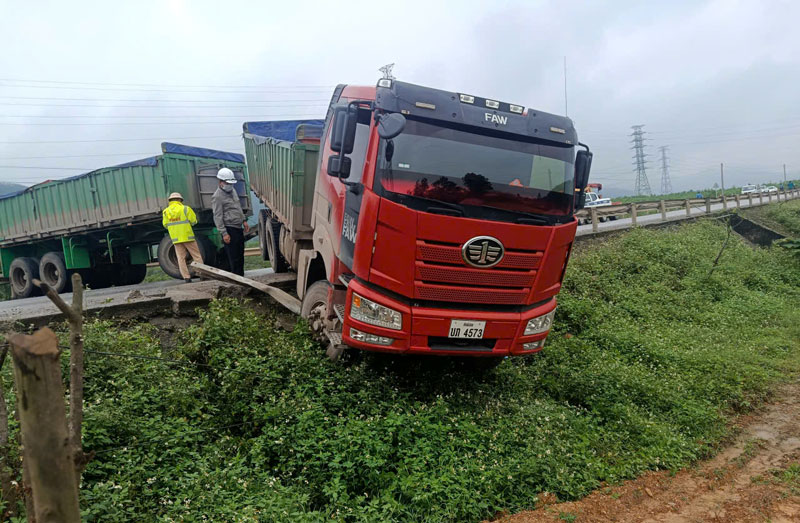 Chiếc xe đầu k&eacute;o nằm vắt ngang tuyến tr&aacute;nh khiến giao th&ocirc;ng bị &aacute;ch tắc.