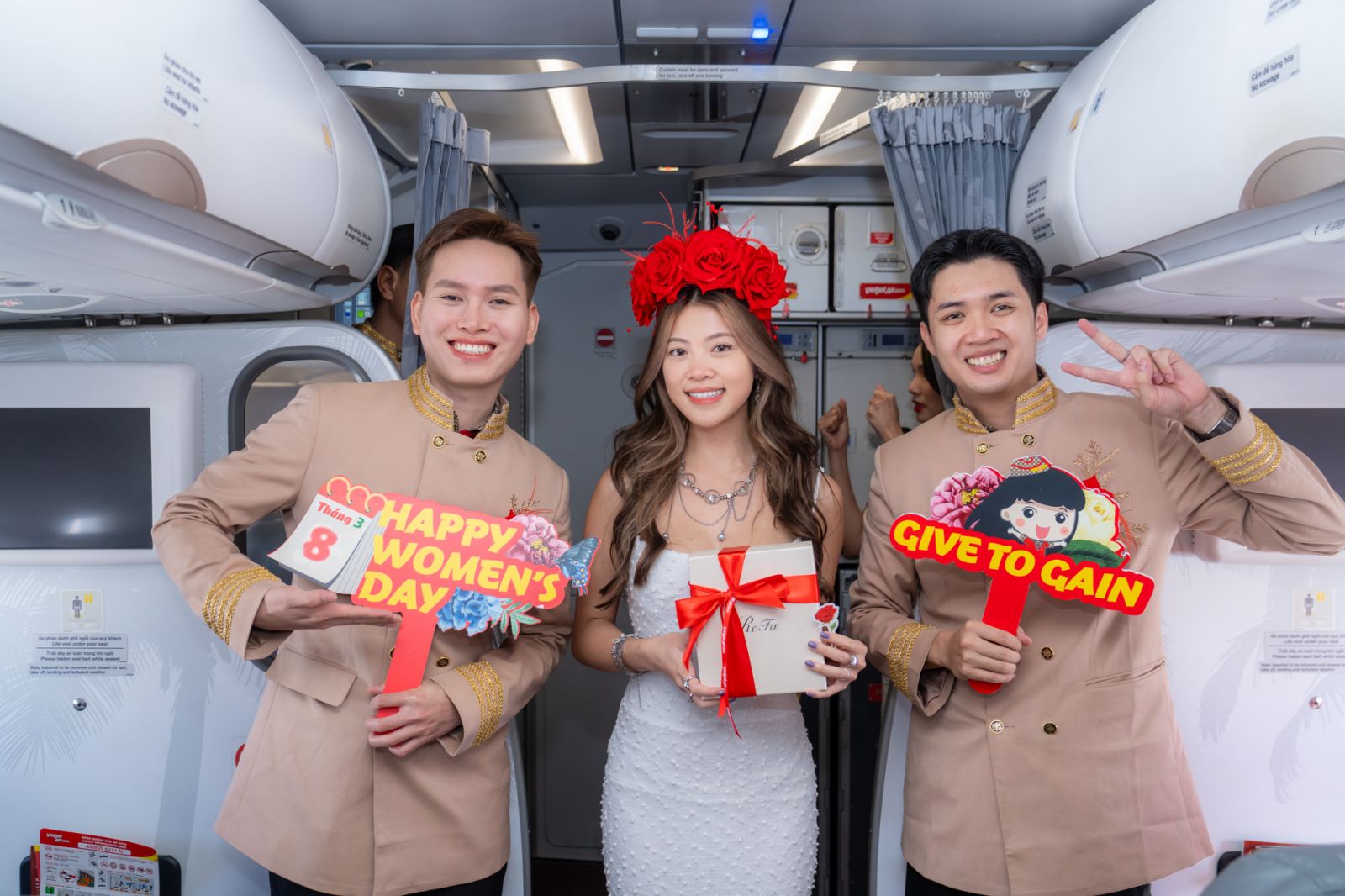Bay c&ugrave;ng Vietjet ng&agrave;y 8/3: Khoang m&aacute;y bay rộn r&agrave;ng với hoa hồng, qu&agrave; tặng- Ảnh 1.