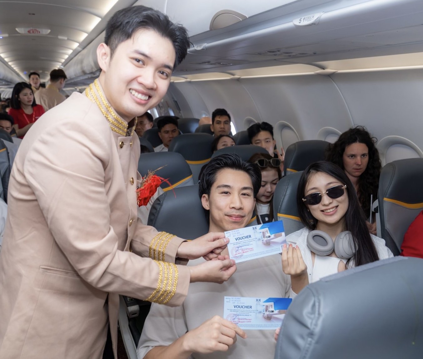 Bay c&ugrave;ng Vietjet ng&agrave;y 8/3: Khoang m&aacute;y bay rộn r&agrave;ng với hoa hồng, qu&agrave; tặng- Ảnh 8.