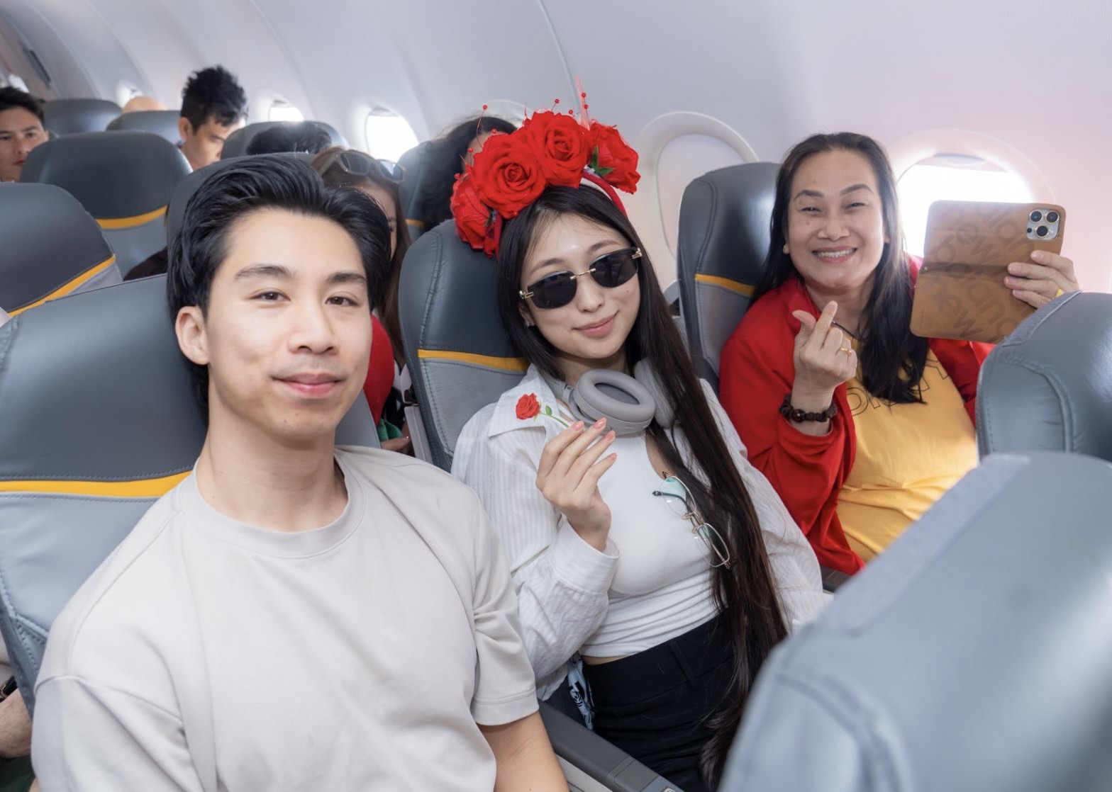 Bay c&ugrave;ng Vietjet ng&agrave;y 8/3: Khoang m&aacute;y bay rộn r&agrave;ng với hoa hồng, qu&agrave; tặng- Ảnh 9.