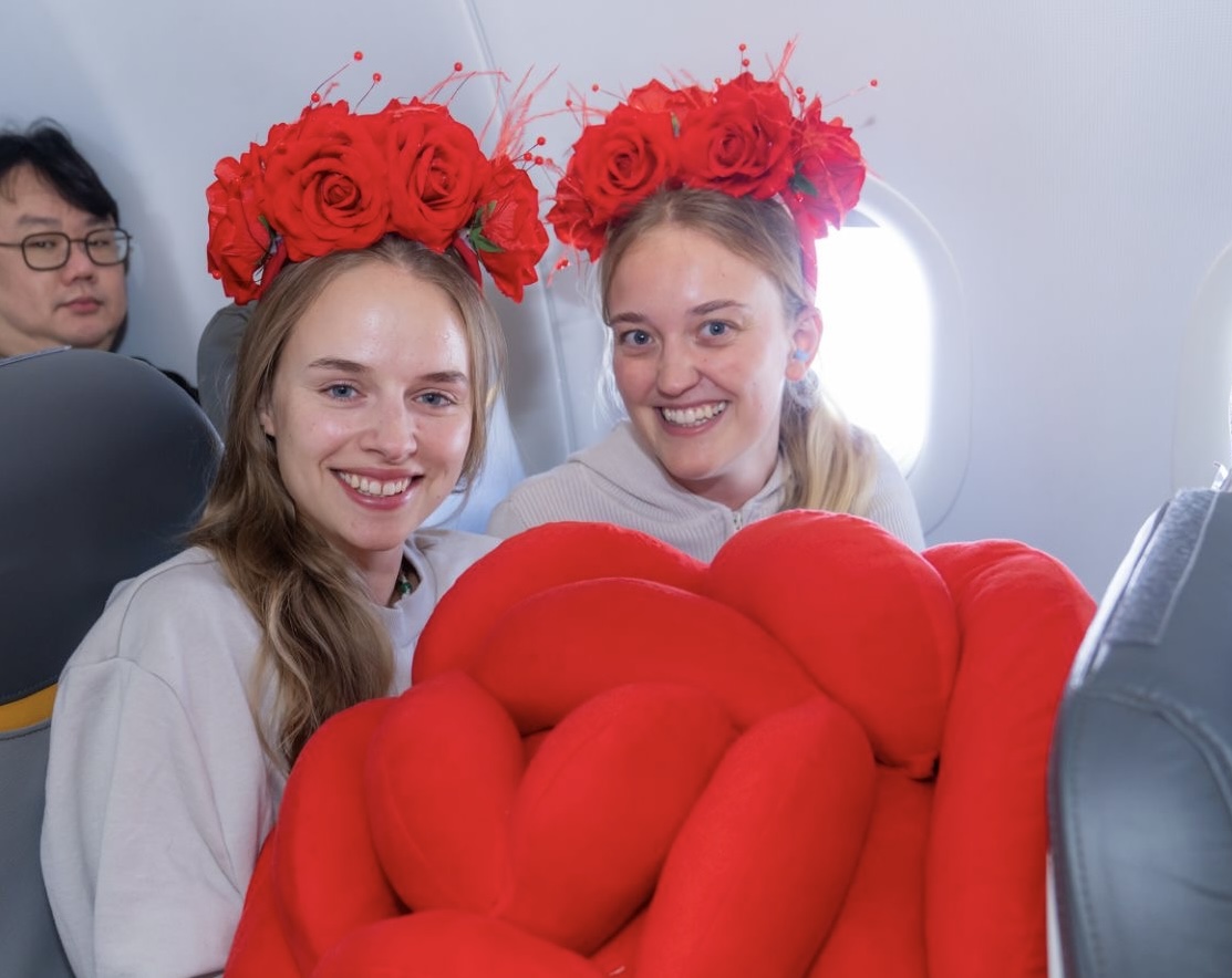 Bay c&ugrave;ng Vietjet ng&agrave;y 8/3: Khoang m&aacute;y bay rộn r&agrave;ng với hoa hồng, qu&agrave; tặng- Ảnh 3.