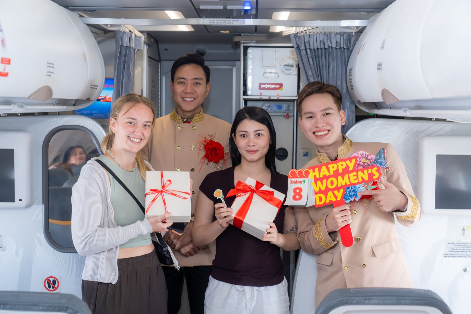 Bay c&ugrave;ng Vietjet ng&agrave;y 8/3: Khoang m&aacute;y bay rộn r&agrave;ng với hoa hồng, qu&agrave; tặng- Ảnh 10.