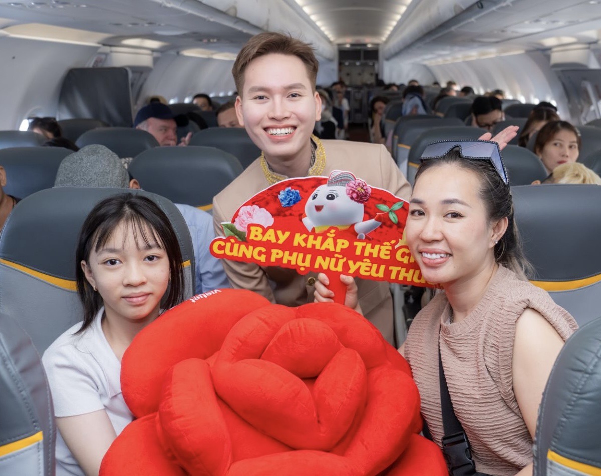 Bay c&ugrave;ng Vietjet ng&agrave;y 8/3: Khoang m&aacute;y bay rộn r&agrave;ng với hoa hồng, qu&agrave; tặng- Ảnh 6.