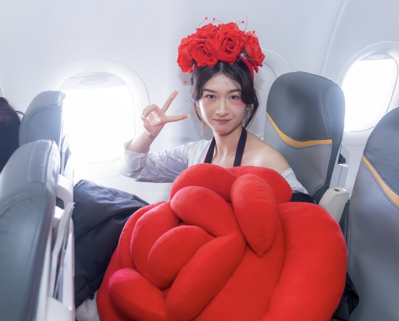 Bay c&ugrave;ng Vietjet ng&agrave;y 8/3: Khoang m&aacute;y bay rộn r&agrave;ng với hoa hồng, qu&agrave; tặng- Ảnh 7.
