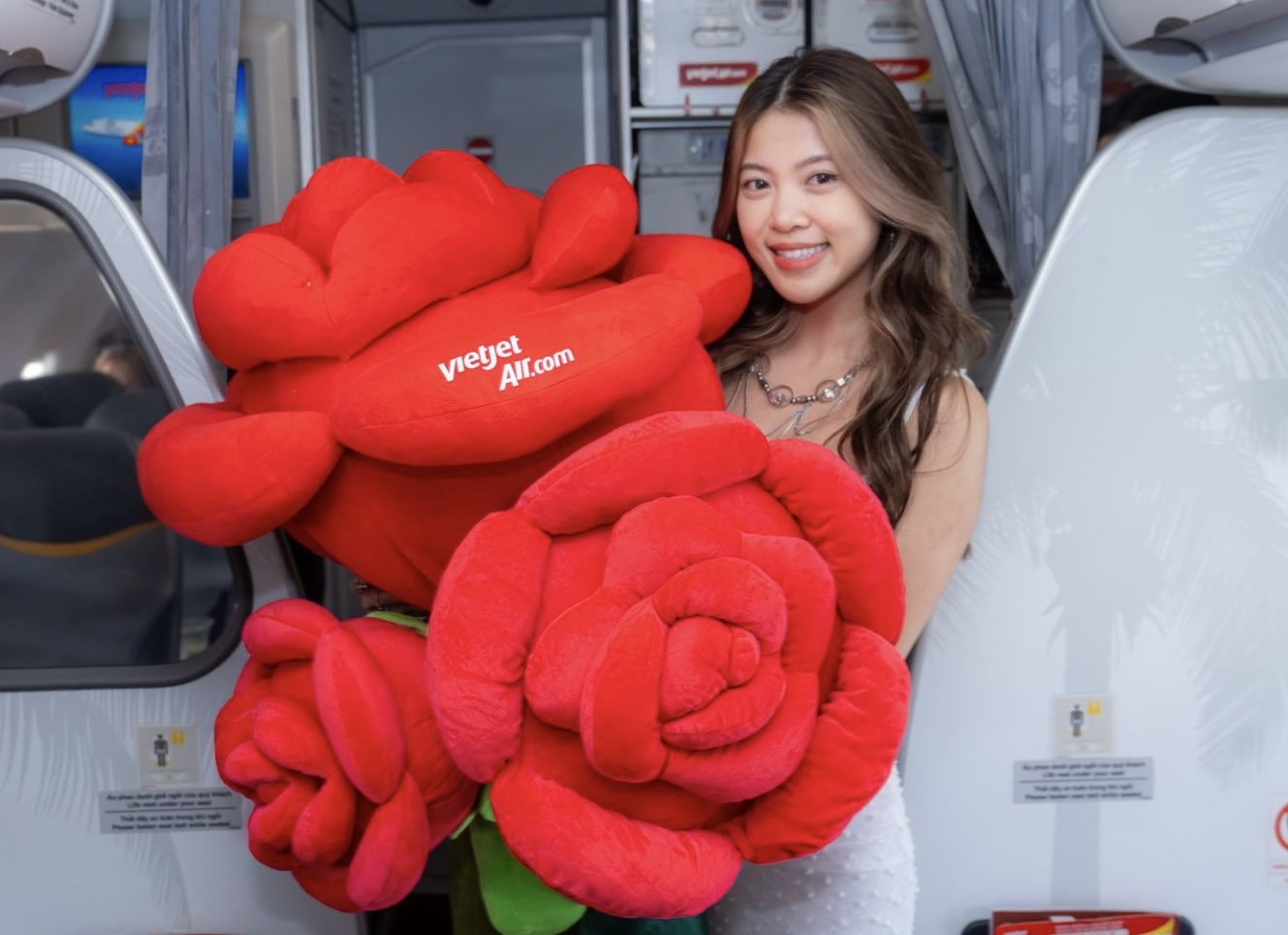 Bay c&ugrave;ng Vietjet ng&agrave;y 8/3: Khoang m&aacute;y bay rộn r&agrave;ng với hoa hồng, qu&agrave; tặng- Ảnh 2.