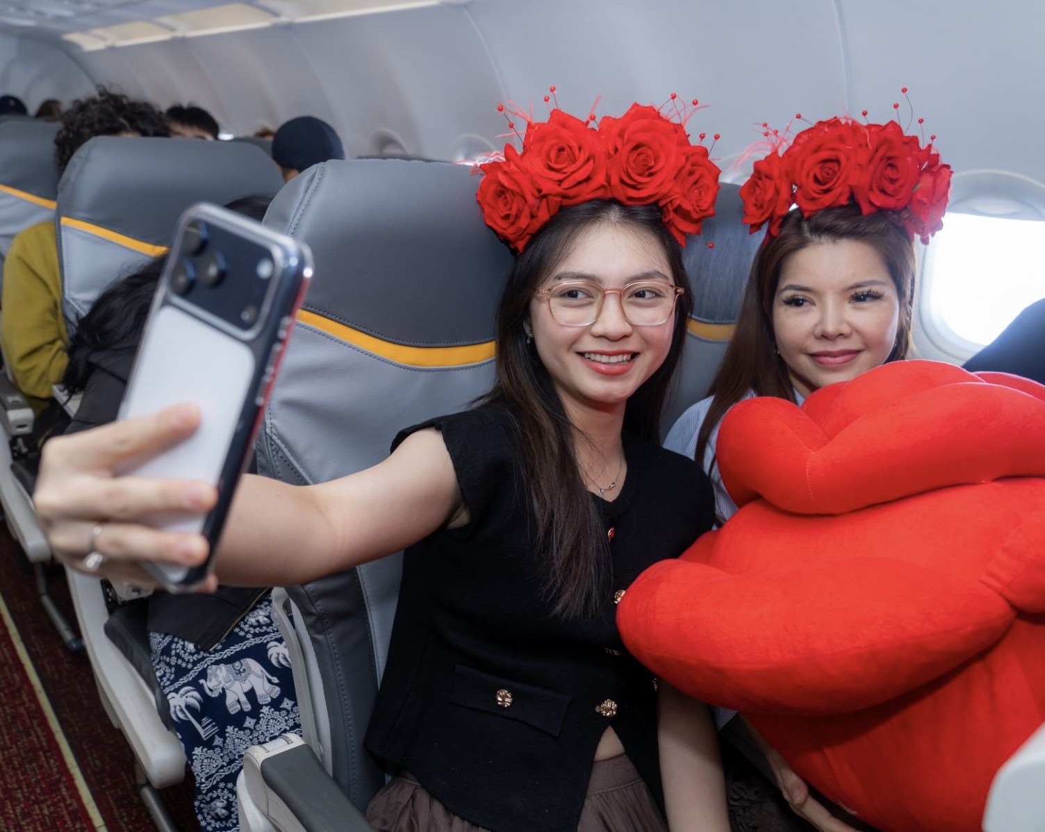 Bay c&ugrave;ng Vietjet ng&agrave;y 8/3: Khoang m&aacute;y bay rộn r&agrave;ng với hoa hồng, qu&agrave; tặng- Ảnh 5.