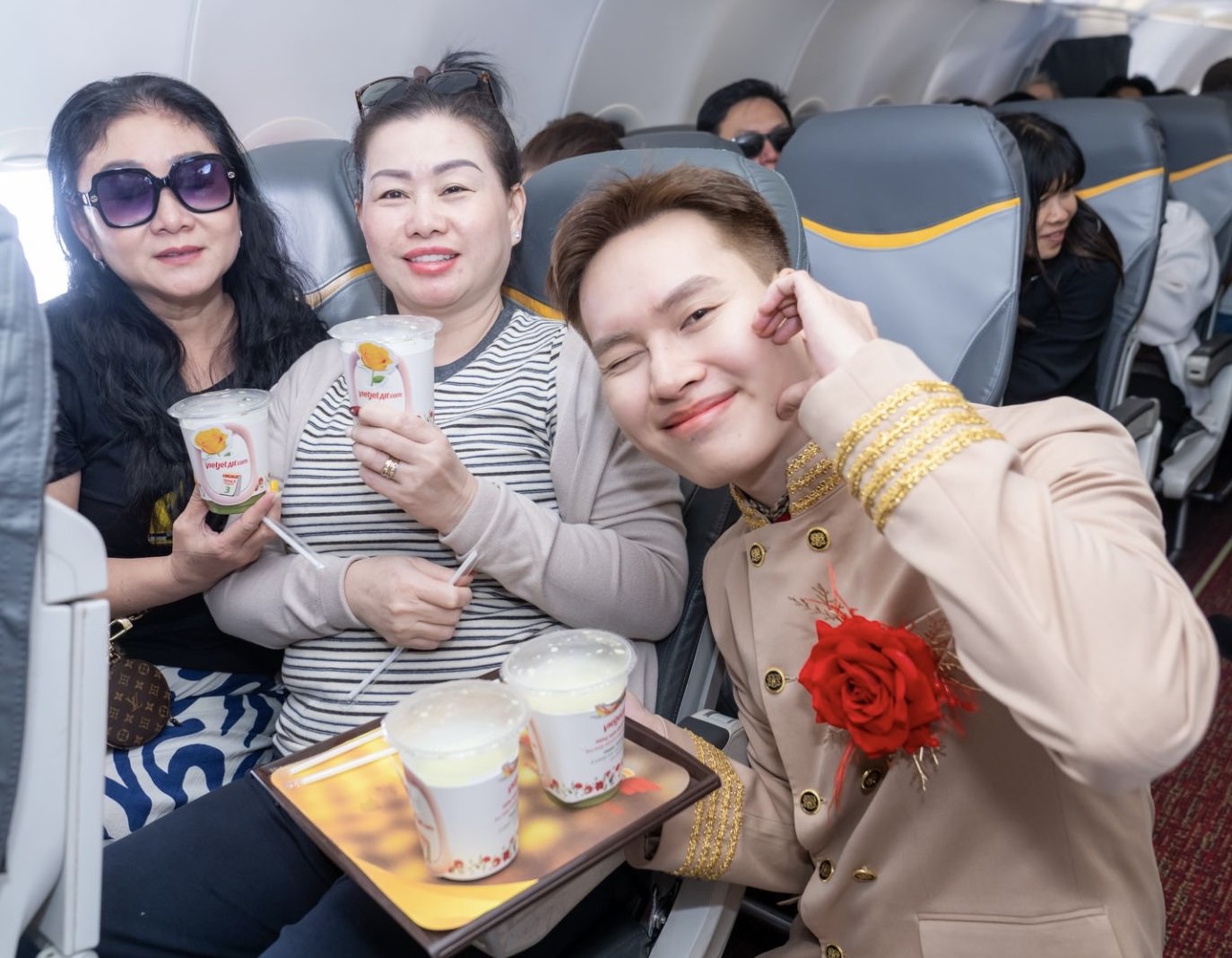 Bay c&ugrave;ng Vietjet ng&agrave;y 8/3: Khoang m&aacute;y bay rộn r&agrave;ng với hoa hồng, qu&agrave; tặng- Ảnh 4.