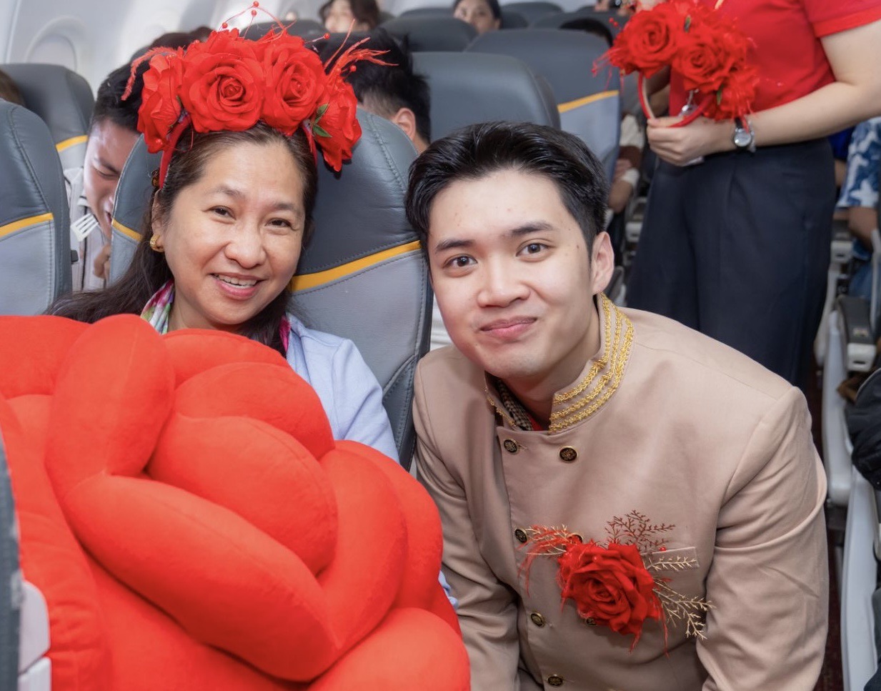 Bay c&ugrave;ng Vietjet ng&agrave;y 8/3: Khoang m&aacute;y bay rộn r&agrave;ng với hoa hồng, qu&agrave; tặng- Ảnh 12.